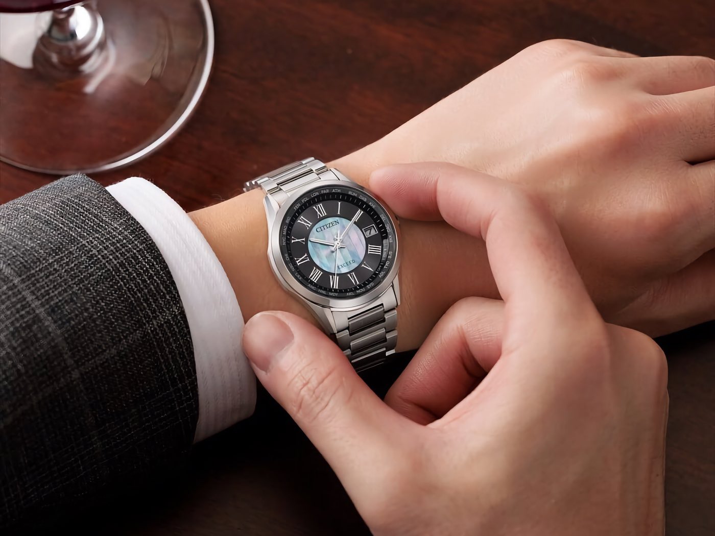 Nowy zegarek Citizen "Arrow of Oath" z limitowanej edycji Eco-Drive posiada tarczę z masy perłowej