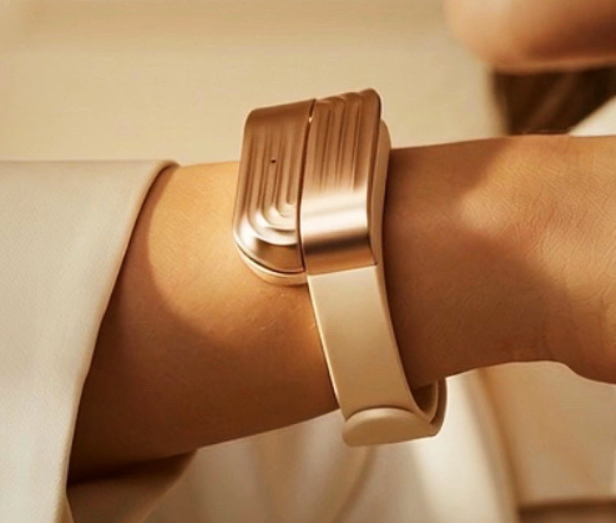 Opaska na nadgarstek monitoruje poziom hormonów przez całą dobę, zapewniając przydatne dane dotyczące treningów i płodności