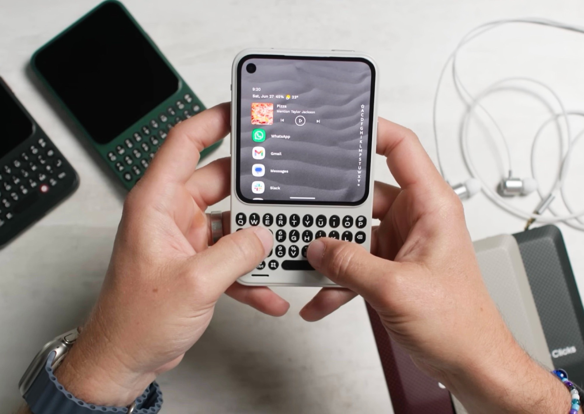 Kompaktowy telefon z klawiaturą: Clicks Communicator w filmie z testu praktycznego