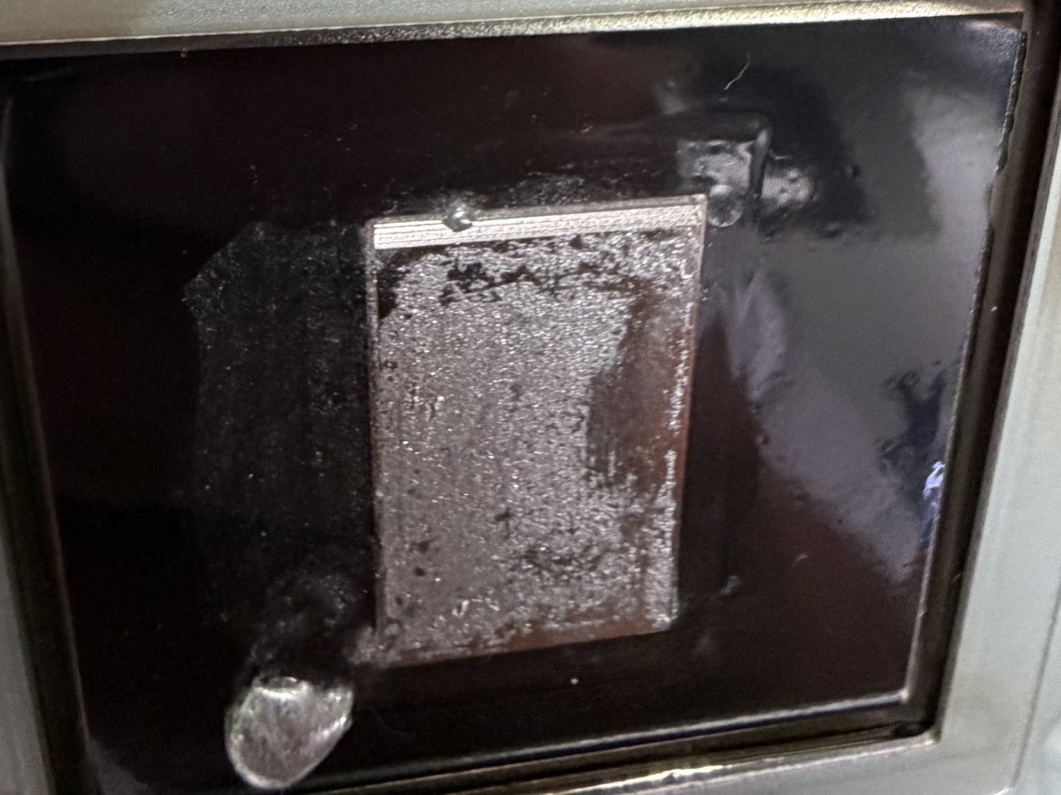 Starsze modele PS5 ulegają poważnemu przegrzaniu, a płynny metal pozostawia trwałe ślady na radiatorze