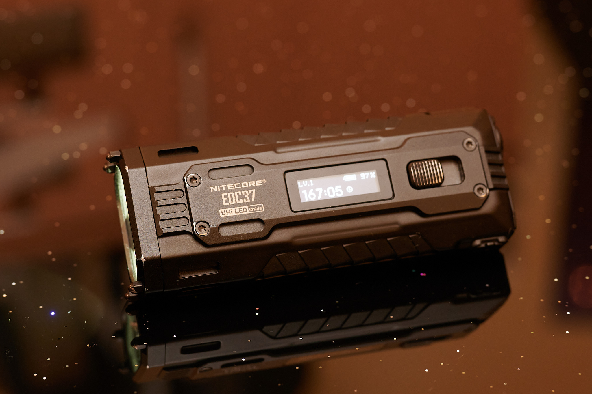Długoterminowa recenzja Nitecore EDC37: Jasna latarka z praktycznym wyświetlaczem OLED