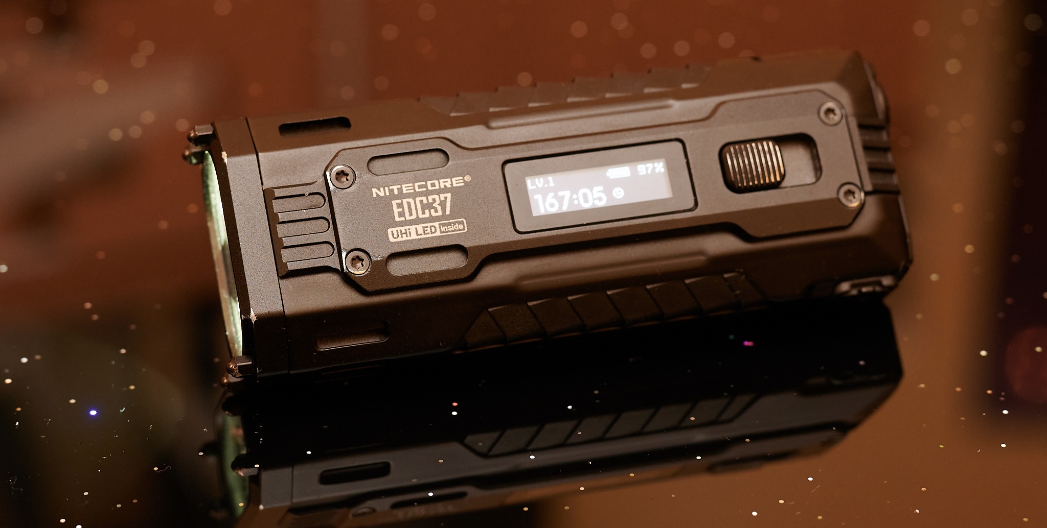 Nitecore EDC37 ma ekran OLED (źródło obrazu: Andreas Sebayang/Notebookcheck)