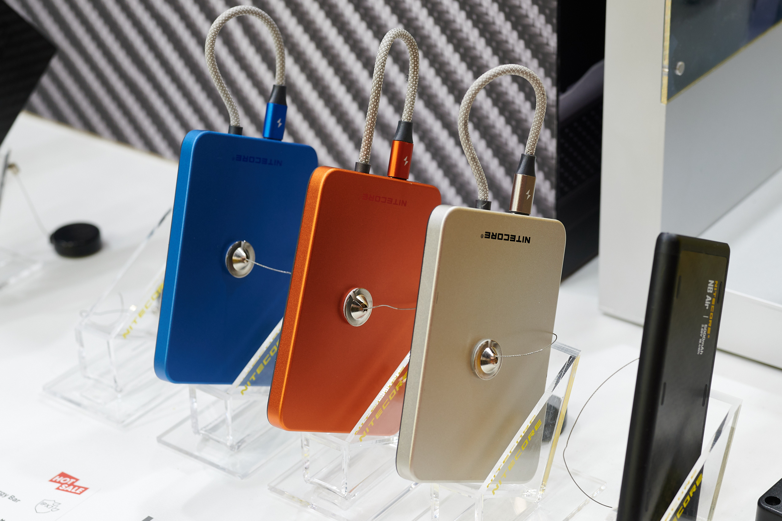 Nitecore Pocket 5: power bank MagSafe/Qi2 z wbudowanym kablem, który służy również jako pasek do przenoszenia