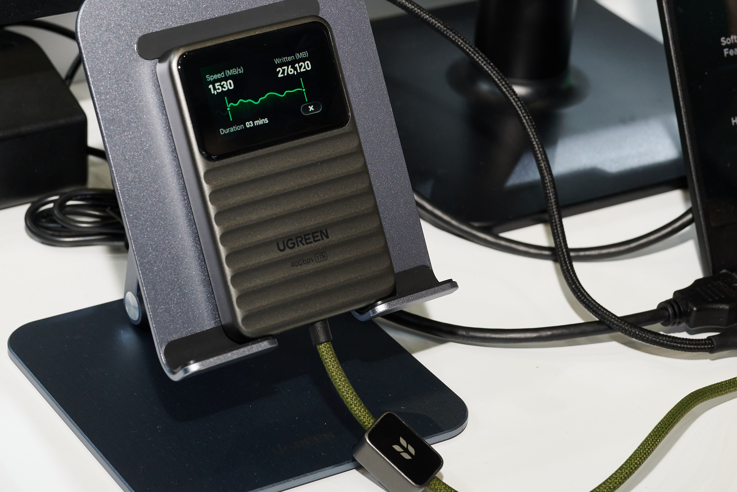 Ugreen Neodrive Go 40s: Dysk SSD z ekranem dotykowym oferuje ochronę hasłem