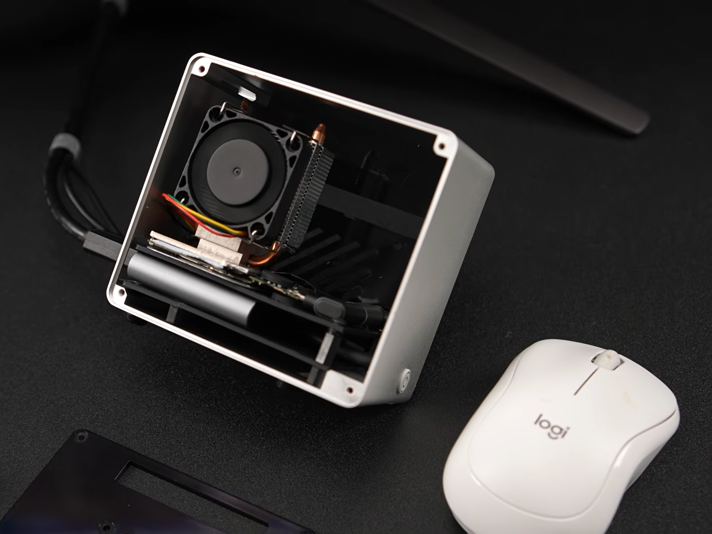 YouTuber przekształca pęknięty telefon w mini PC za mniej niż 100 USD do gier i emulacji