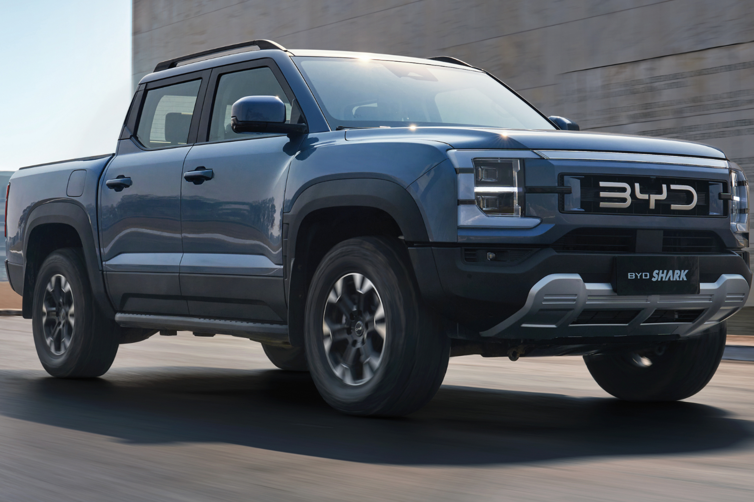 Nowy hybrydowy pickup deklasuje rywali dzięki uciągowi 5500 funtów i mocy 430 KM