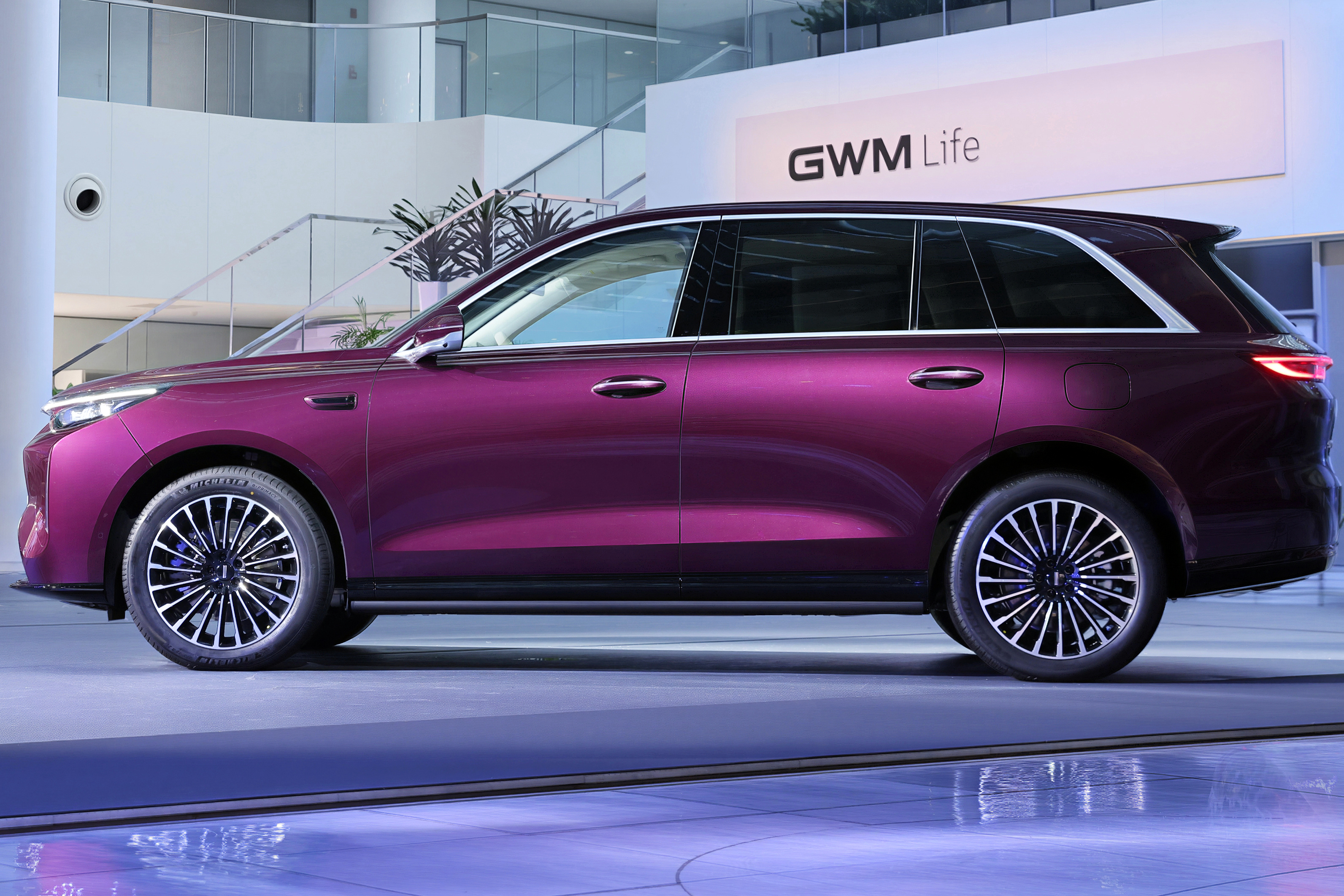 Nowy hybrydowy SUV oferuje zasięg 1 030 mil i ładuje się w 9 minut