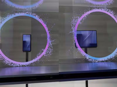 Nowy smartfon Samsunga złożony po lewej i rozłożony po prawej (źródło zdjęcia: Park Ji-min, Chosun.com)