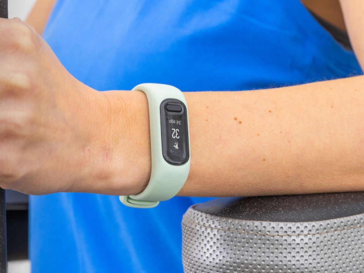 Nowy, zmodernizowany monitor fitness Garmin z wbudowanym wyciekiem GPS