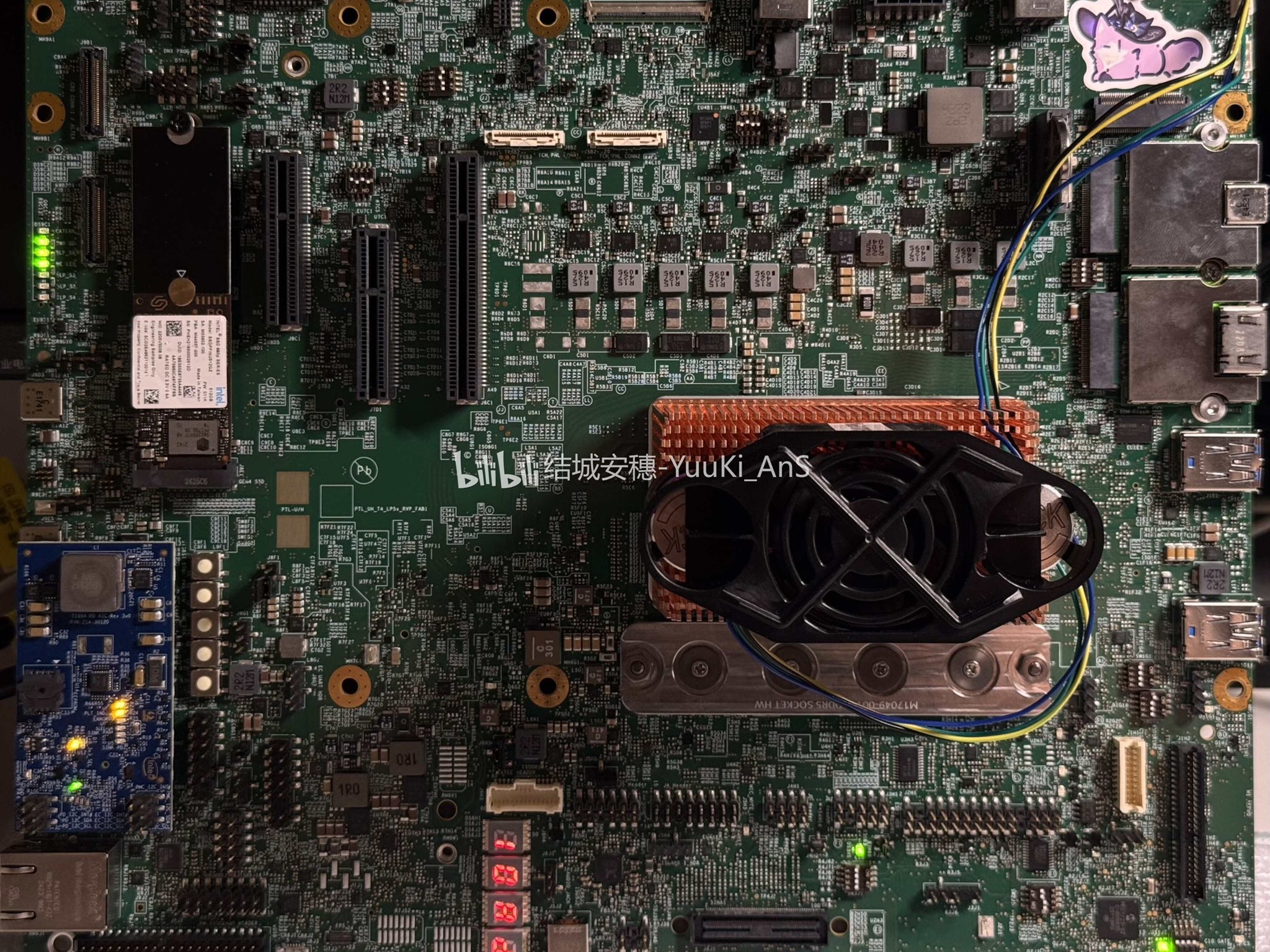 Procesor Intel Panther Lake ES sfotografowany z 16 GB LPDDR5X: próbka inżynieryjna pokazuje 10-rdzeniową konstrukcję i 25 W PL1, 65 W PL2