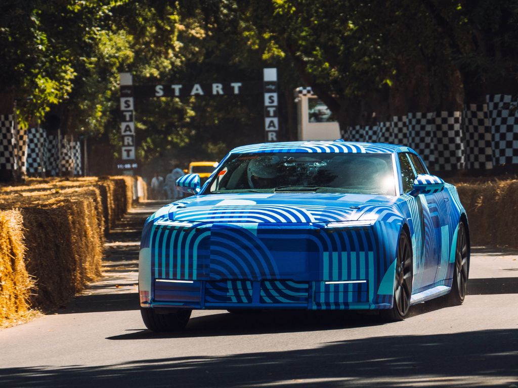 Elektryczny model Type 01 marki Jaguar o mocy 986 HP bez trudu pokonuje wzniesienie w Goodwood, a miłośnicy motoryzacji nazywają go „szybką lodówką”