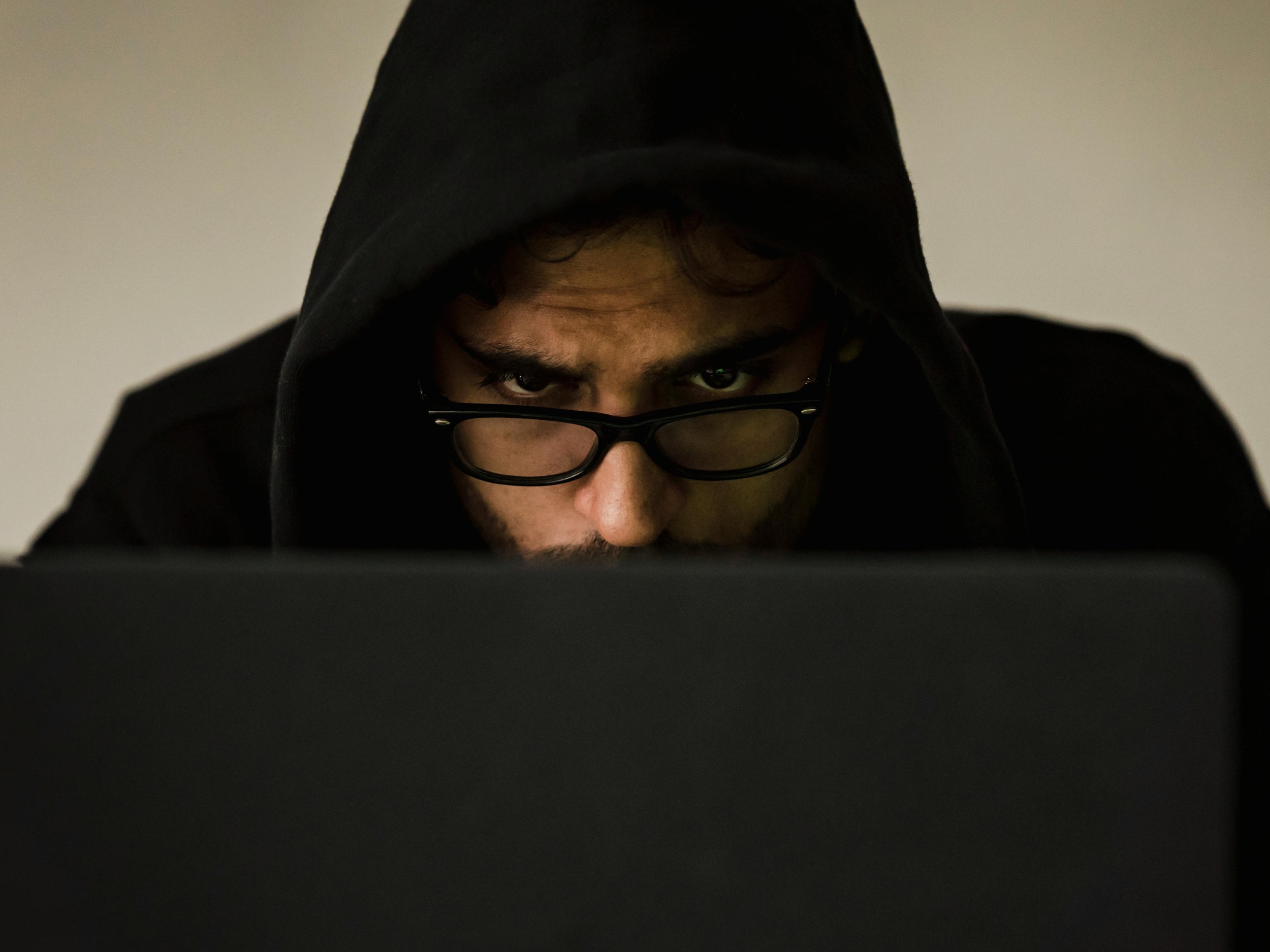 Oszustwa związane ze sztuczną inteligencją: Fałszywe wnioski o zwrot kosztów zalewają firmy