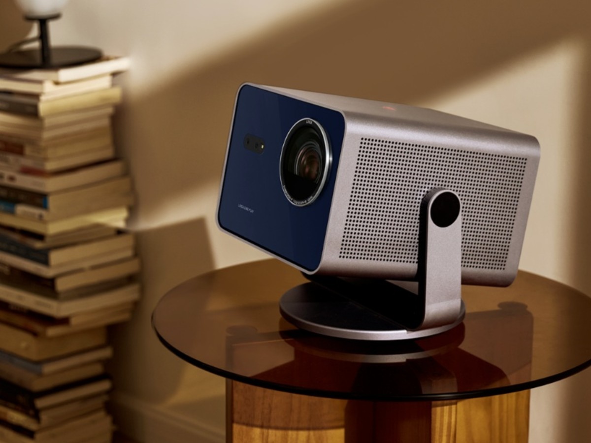 Leica wprowadza na rynek ulepszony projektor domowy Cine Play 1 Plus ze statywem gimbalowym