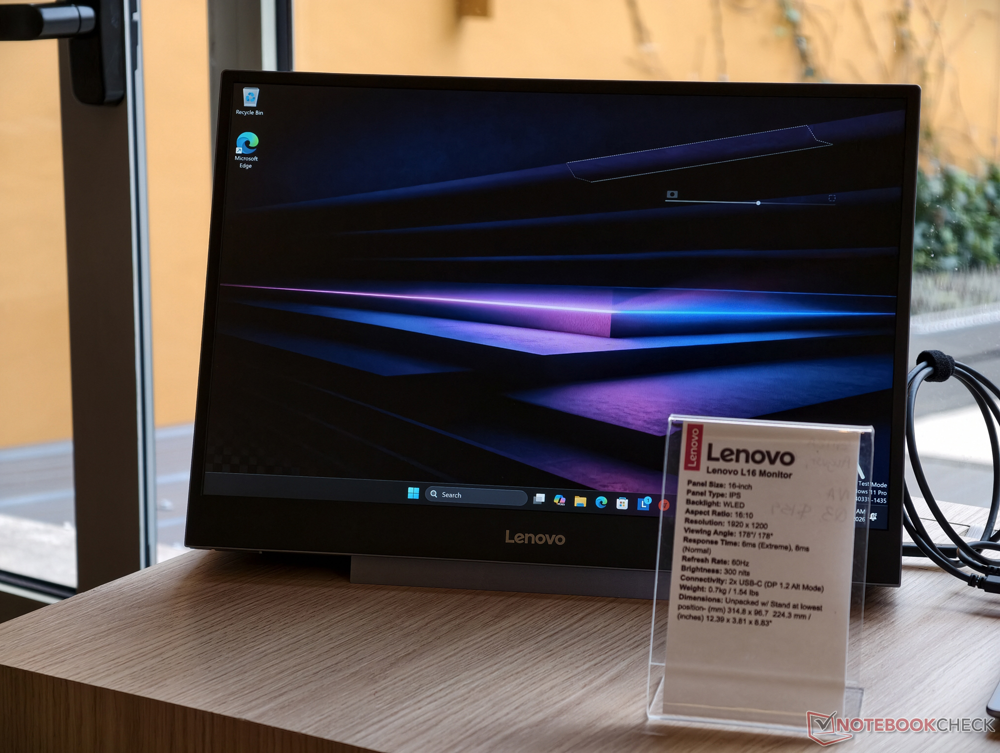 Niedrogi przenośny monitor Lenovo USB-C debiutuje z wbudowaną podstawką i obsługą zasilania 65 W