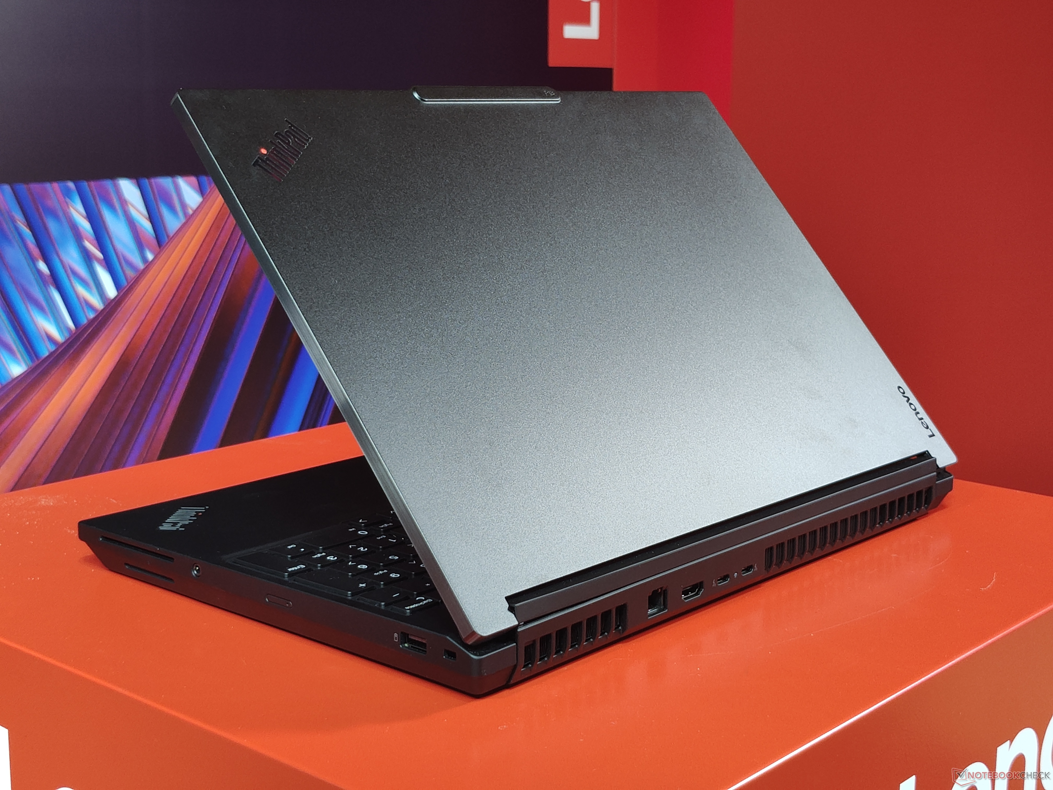 Ładowarki GaN na całej płycie i modułowe, naprawialne USB-C: Ręce przy nowym Lenovo ThinkPad P1 Gen 8 i P16 Gen 3