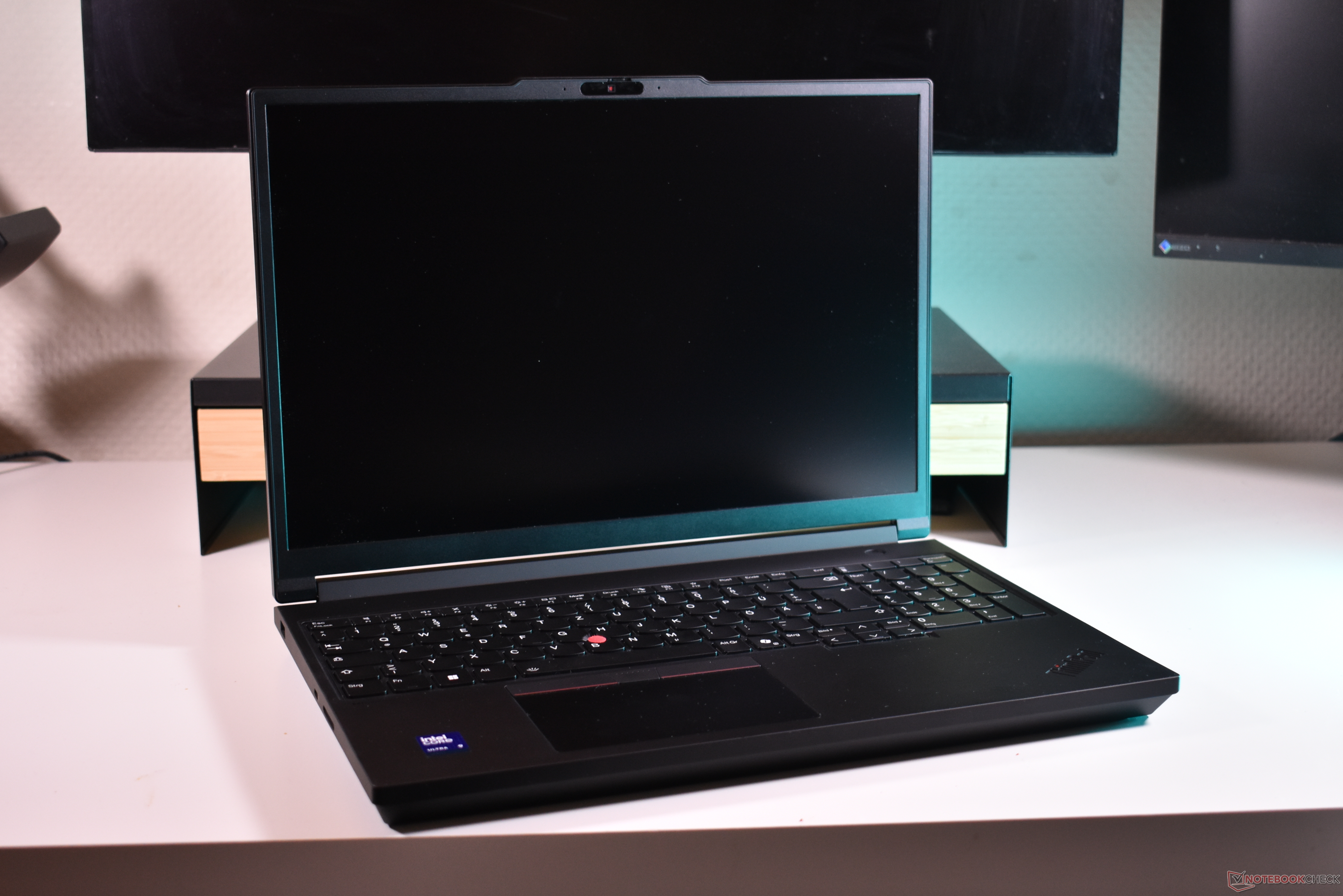 RTX Pro vs. GeForce RTX: Ten laptop Lenovo pokazuje, dlaczego warto kupić GPU Pro