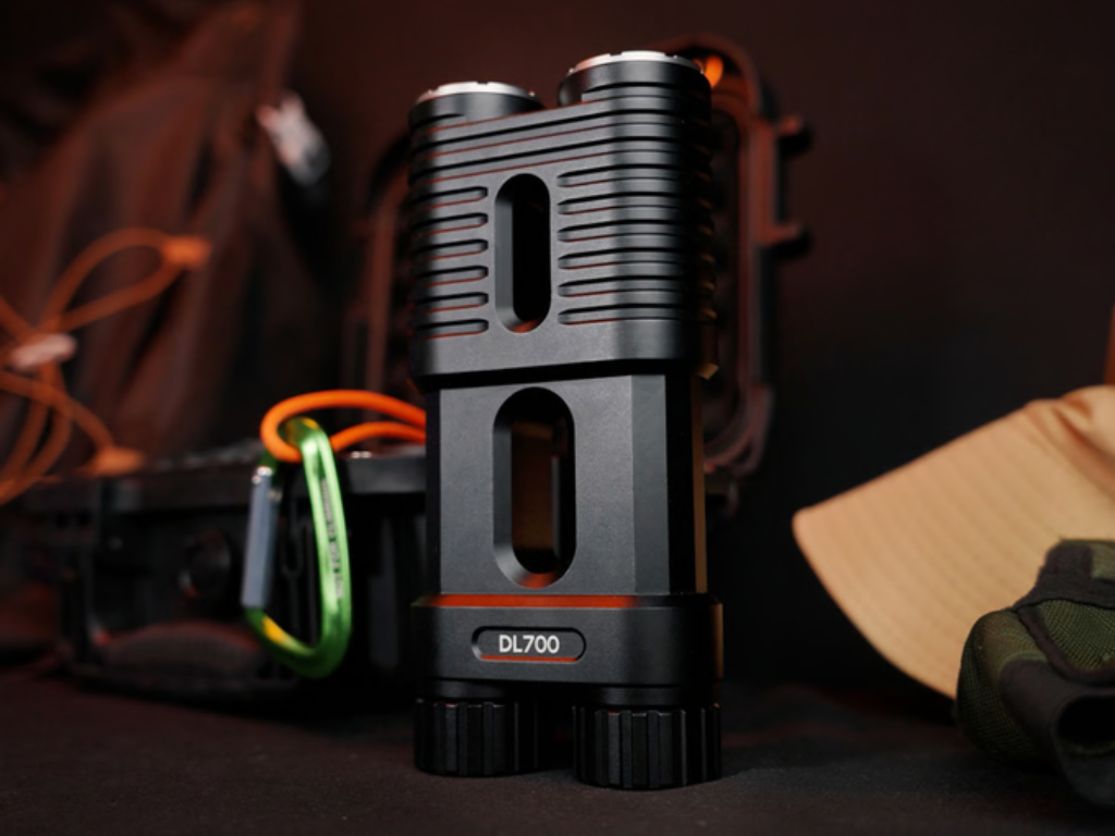 Wytrzymała dwulufowa latarka LEP firmy Lumitwin zapewnia zasięg 2 km i jest wyposażona w modułowe filtry