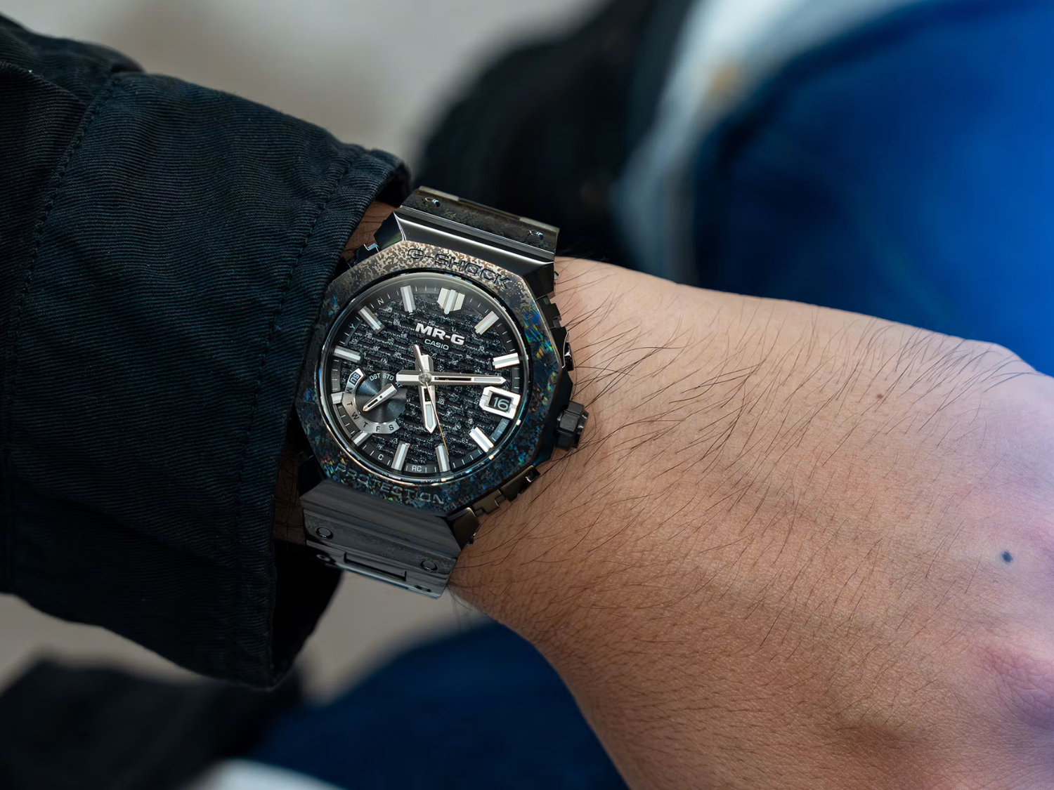 Pierwsze zdjęcia z praktycznej prezentacji limitowanej edycji modelu MRG-B2100HR firmy Casio ukazują wyjątkowe wykończenie o podwójnym charakterze