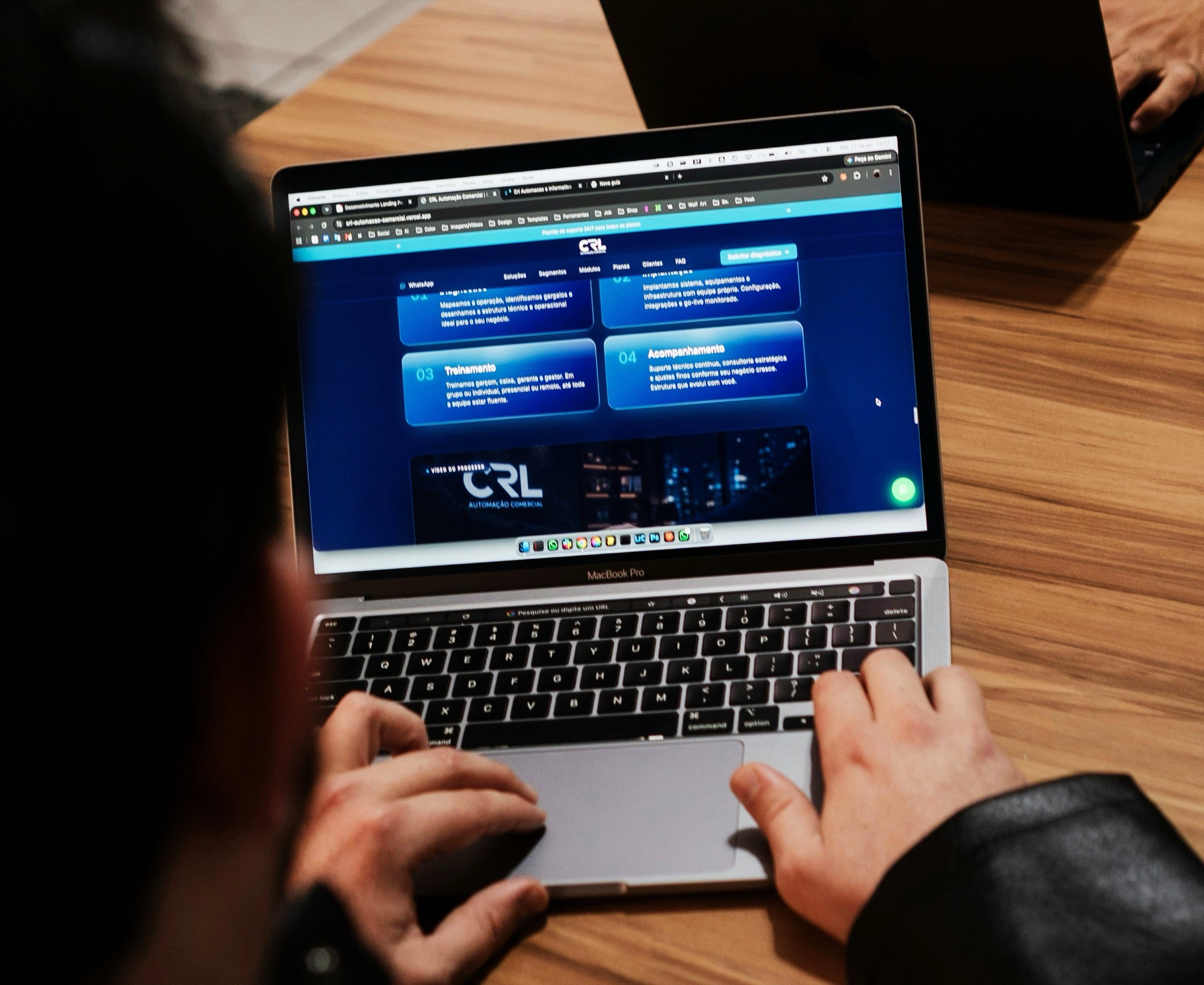 Według doniesień Apple potwierdziło wydarzenie premierowe pierwszego MacBooka z ekranem dotykowym