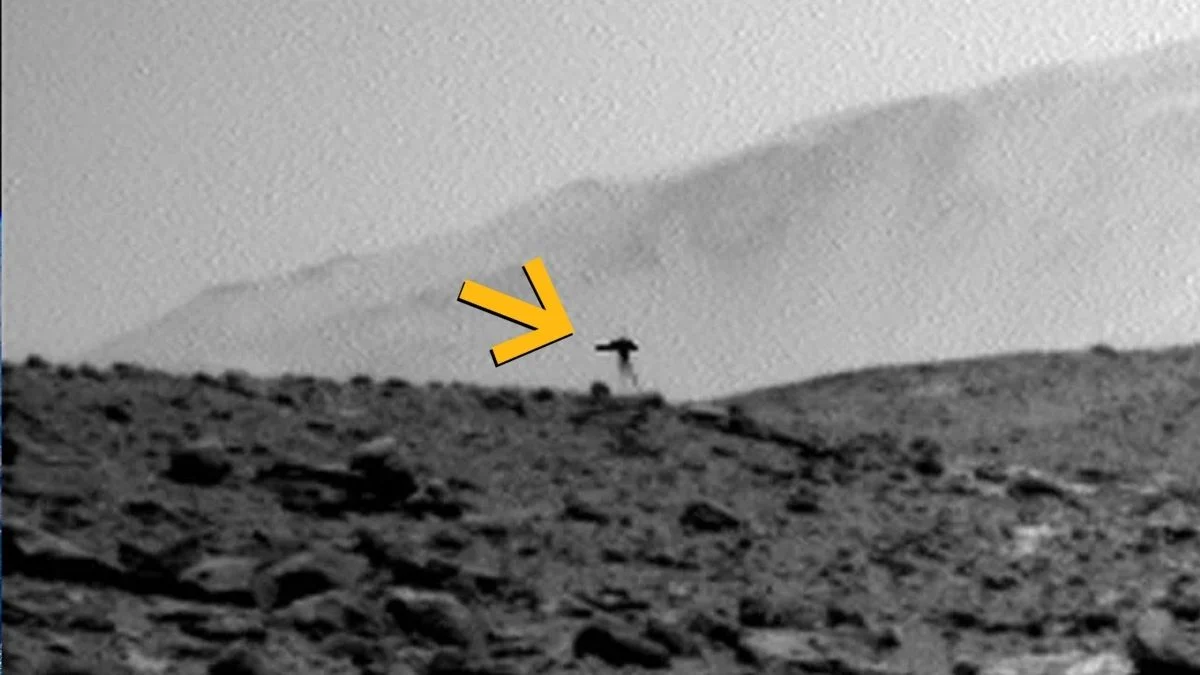 Sonda Curiosity uchwyciła na Marsie dziwaczny „trójnóg bojowy” — a nauka ma na to wyjaśnienie