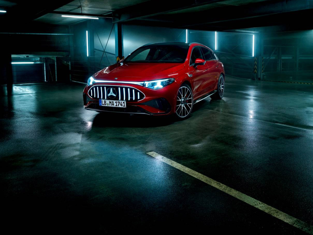 Mercedes AMG CLA o zasięgu 400 mil driftuje i wibruje, oddając wrażenie pracy silnika turbodoładowanego dzięki silników elektrycznych