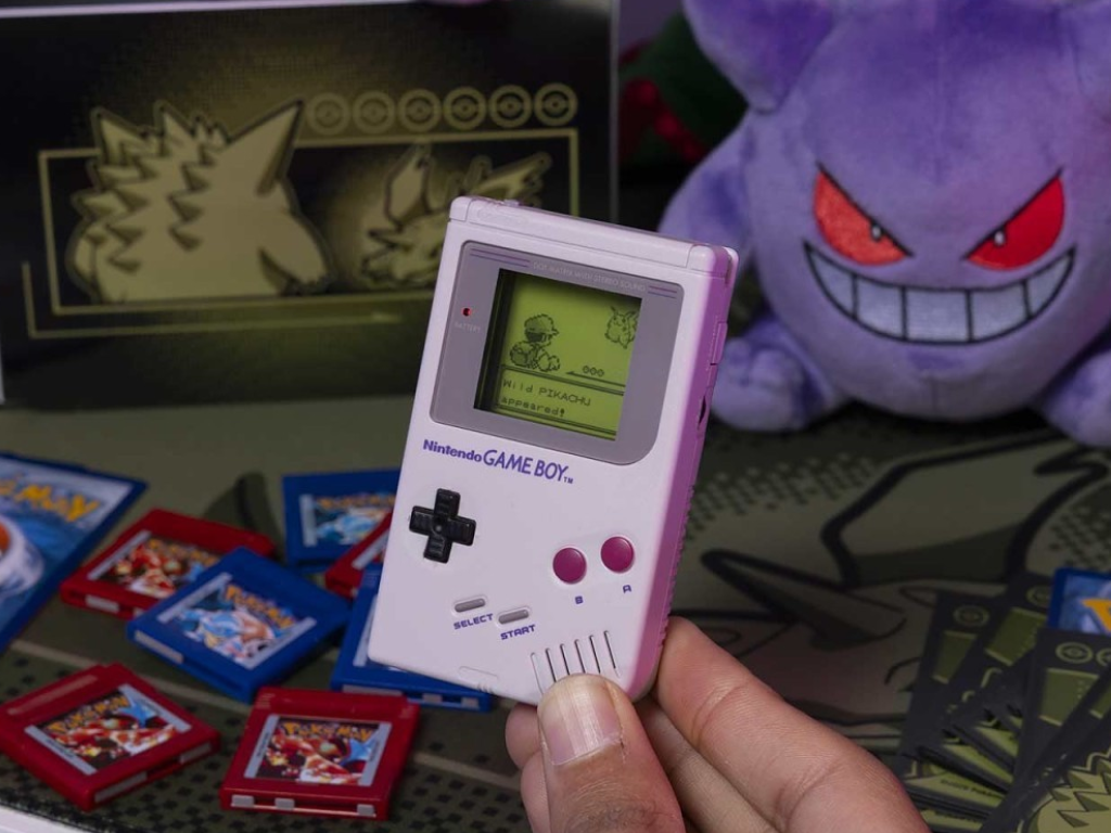 Wydanie z okazji 30-lecia firmy Pokémon Company zawiera mini odtwarzacz Game Boy z muzyką o tematyce Red i Blue