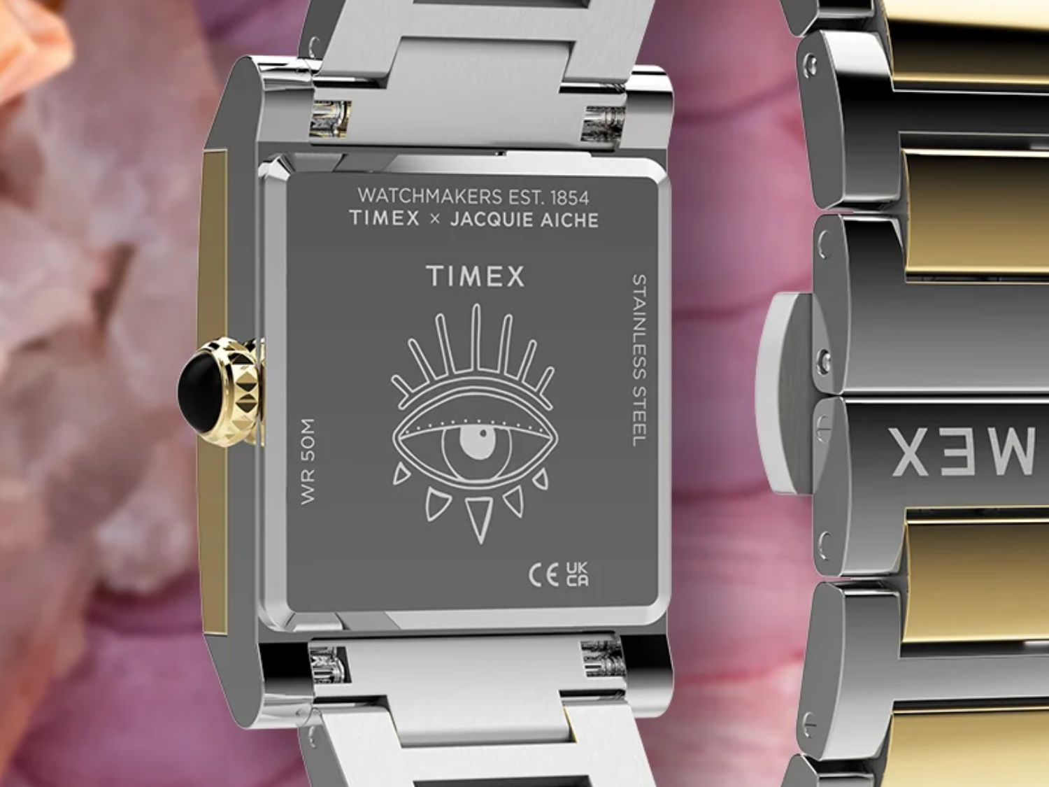 Nowy, kompaktowy zegarek marki Timex, powstały w ramach współpracy, charakteryzuje się efektowną tarczą z różowego kwarcu oraz 28 kryształkami na lunecie