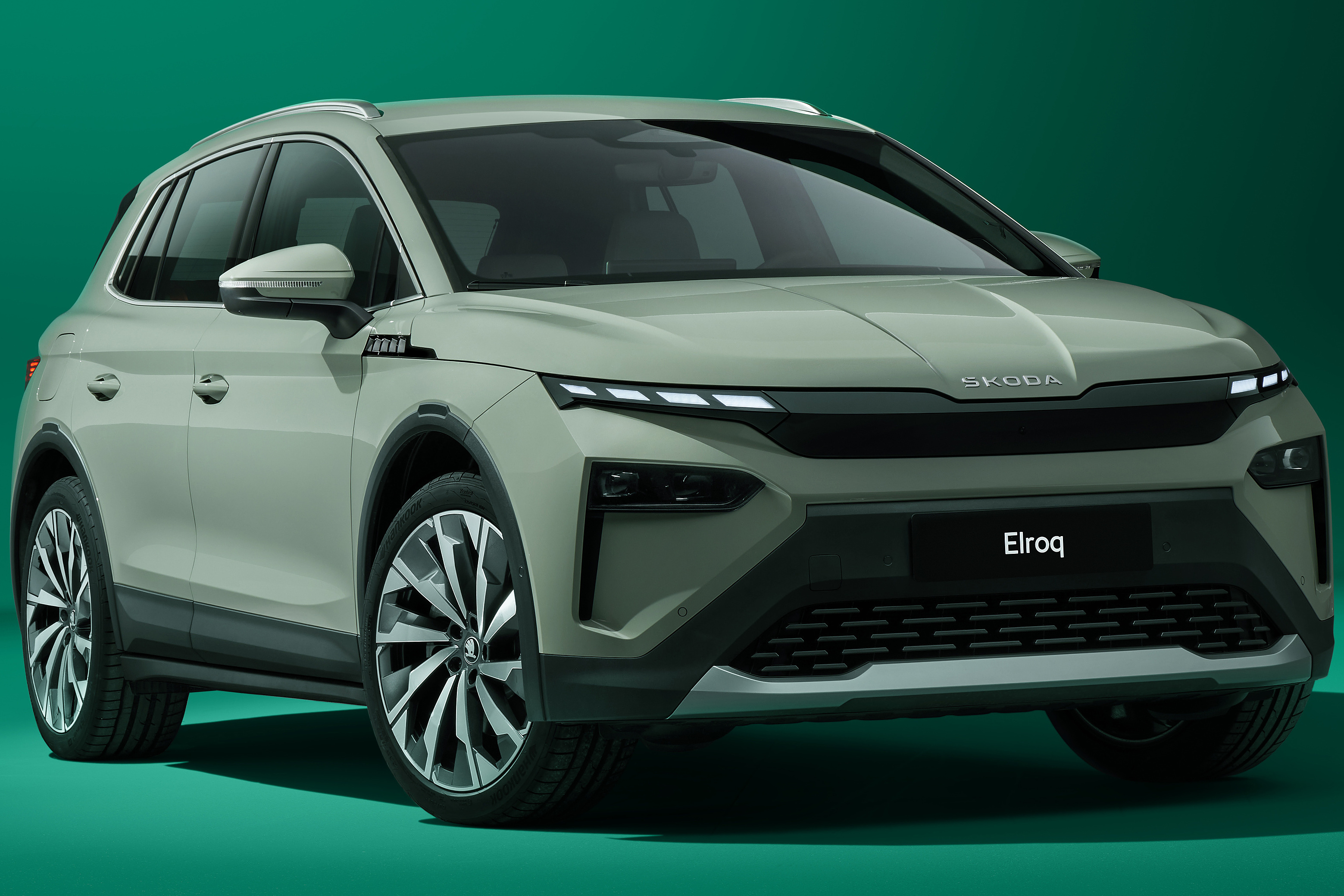Pojazdy elektryczne wyprzedzają samochody z silnikami spalinowymi: dominują Tesla i BYD
