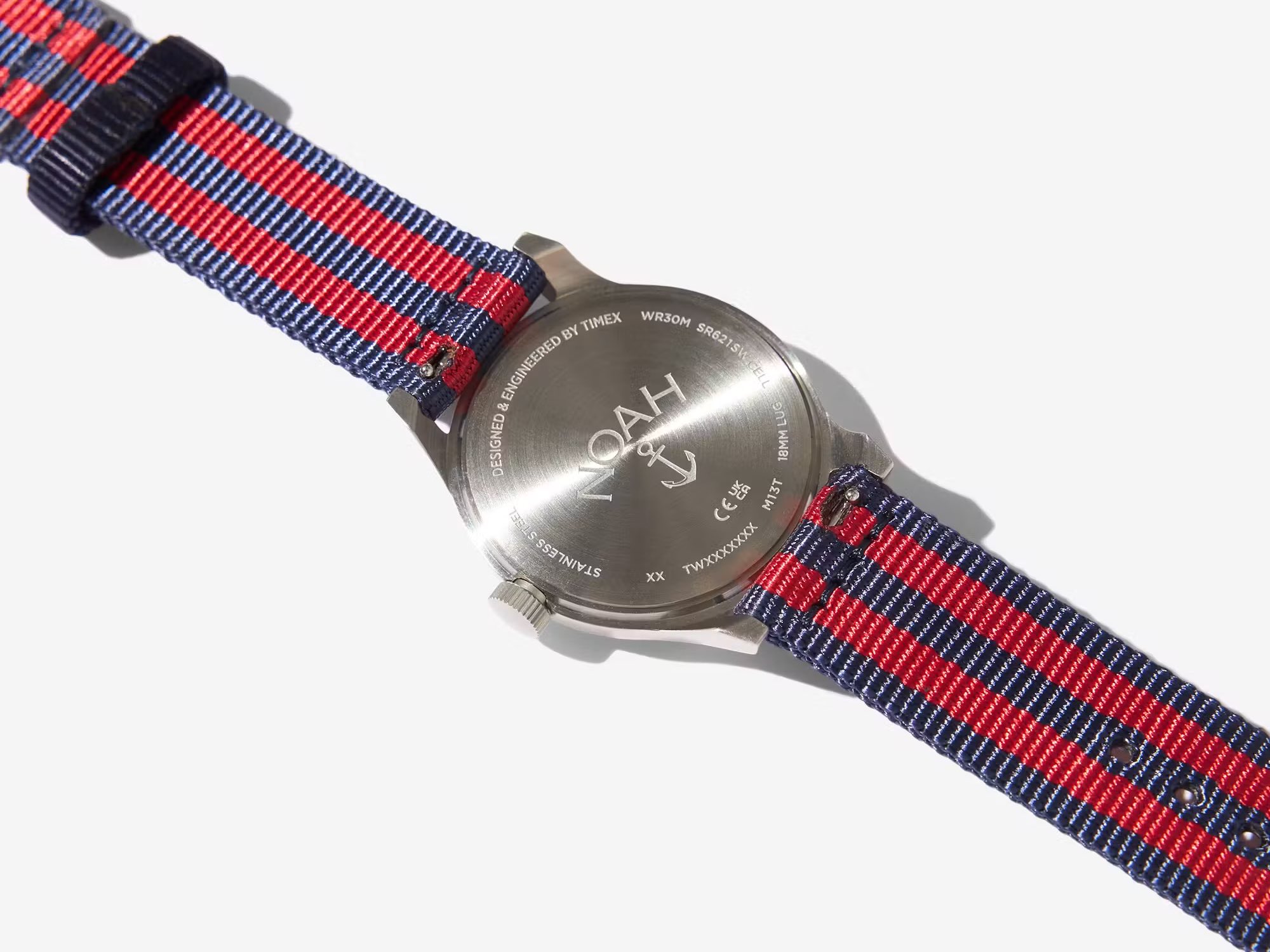Model Noah x Timex MK1 Anchor nadaje klasycznemu zegarkowi polowemu marynarski charakter