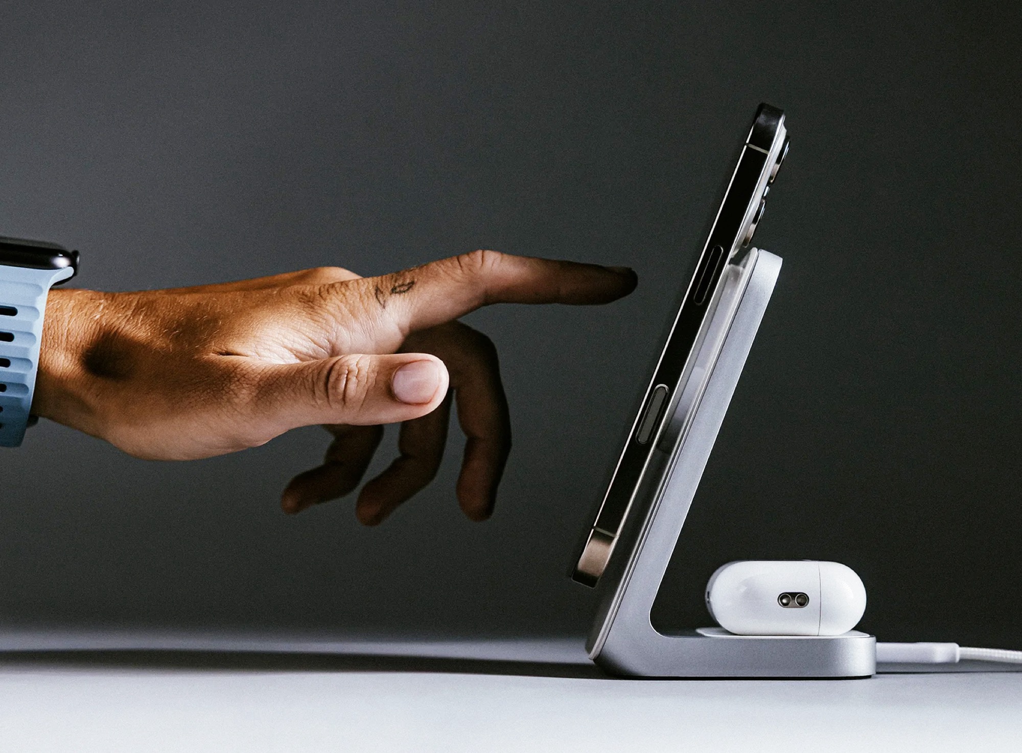 Nomad Stand One (Max) ładuje telefony Android z mocą do 25 W po aktualizacji Qi2