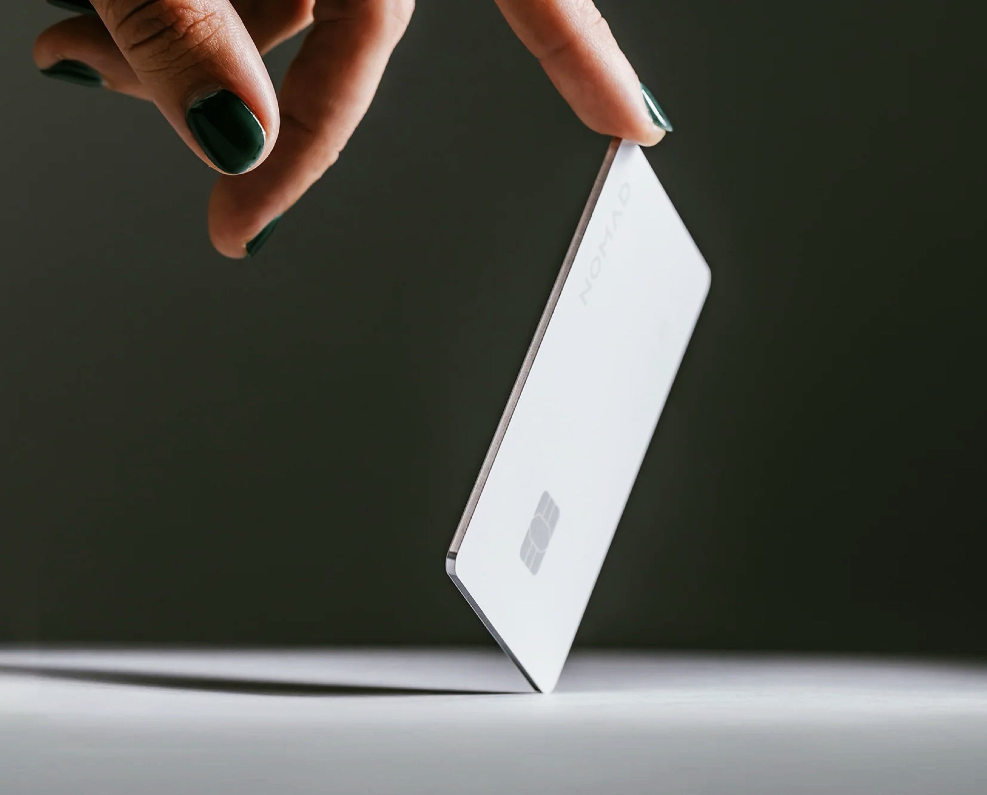 Nomad Tracking Card Pro oferuje funkcje AirTag, baterię i ładowanie Qi w formacie karty kredytowej