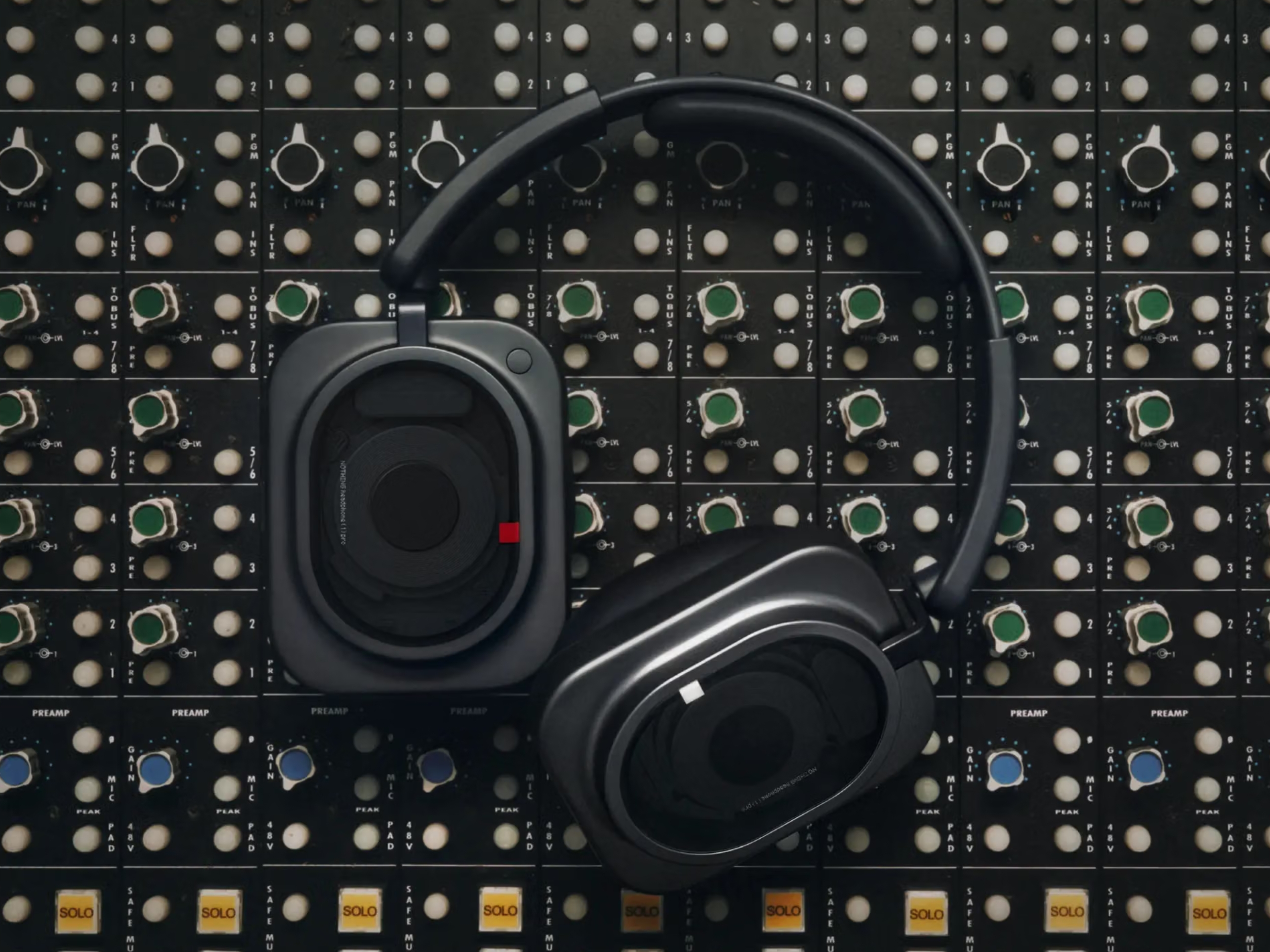 Nothing Headphone (1) Pro debiutują z trzema przetwornikami w każdej słuchawce i 68-godzinnym czasem pracy na baterii