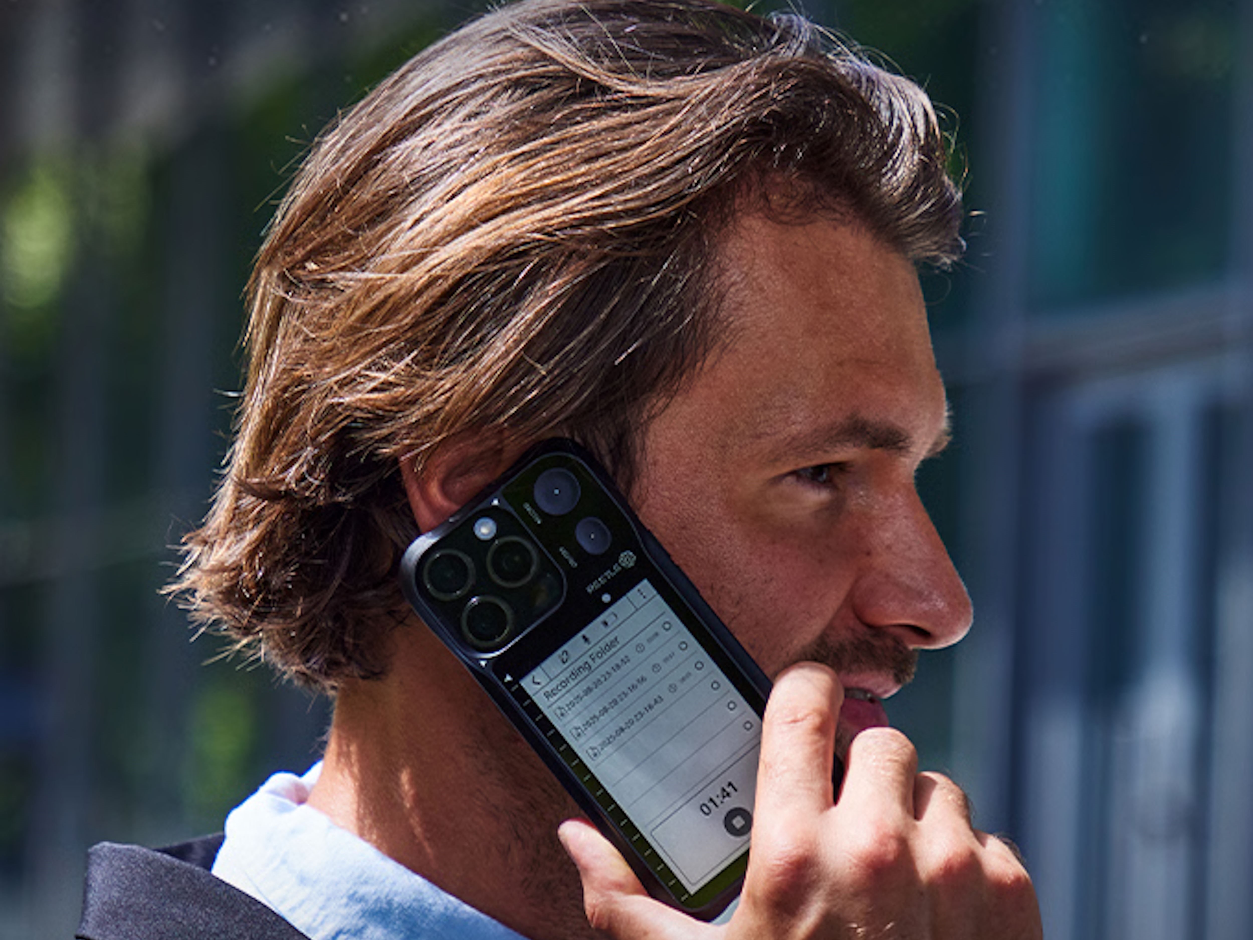 To całkiem niedrogie akcesorium do iPhone'a dodaje wszechstronny wyświetlacz e-ink