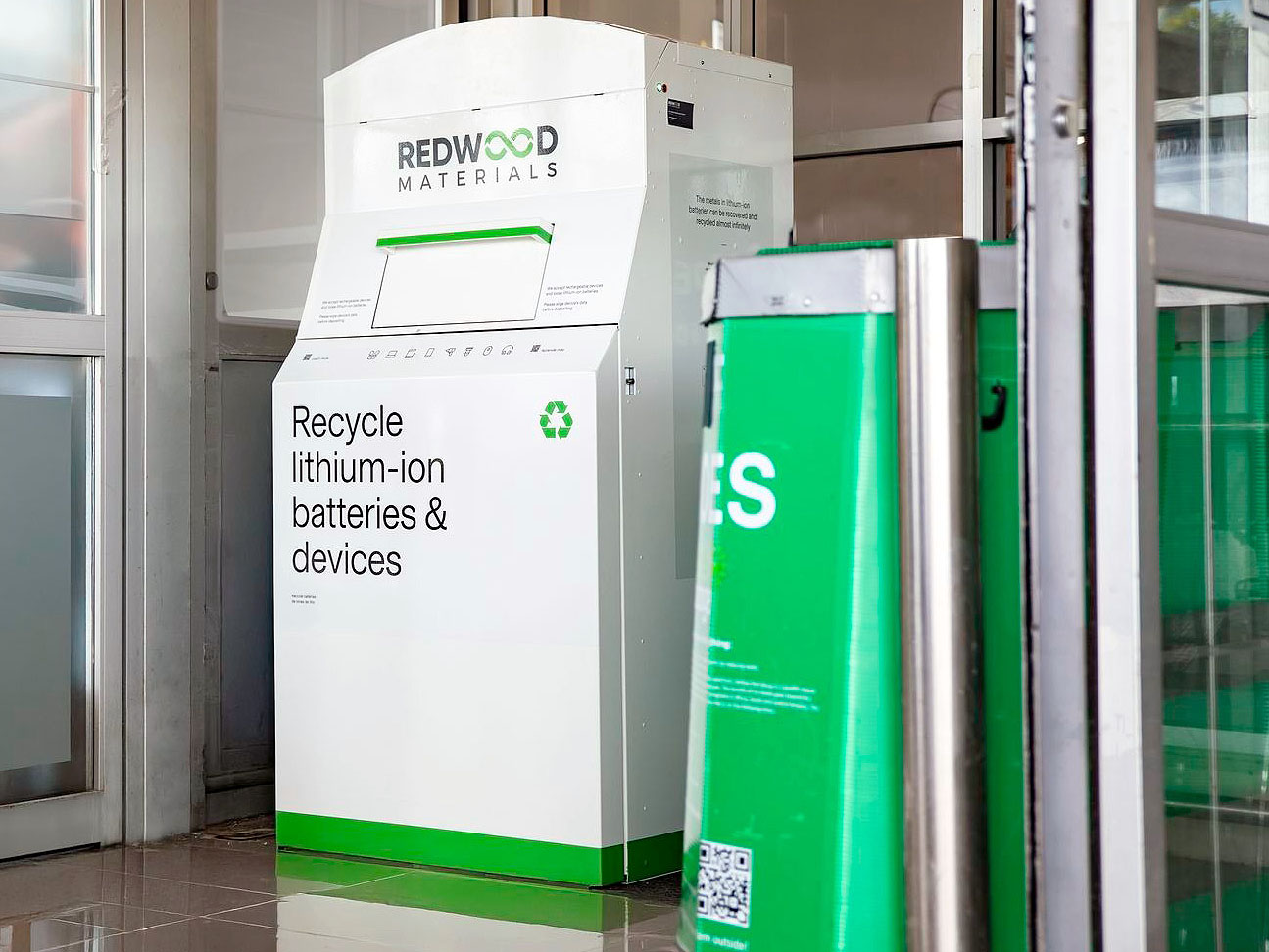 Największa firma zajmująca się recyklingiem baterii przedstawia krajowy system pojemników AI na stare telefony, laptopy, słuchawki douszne lub elektronarzędzia