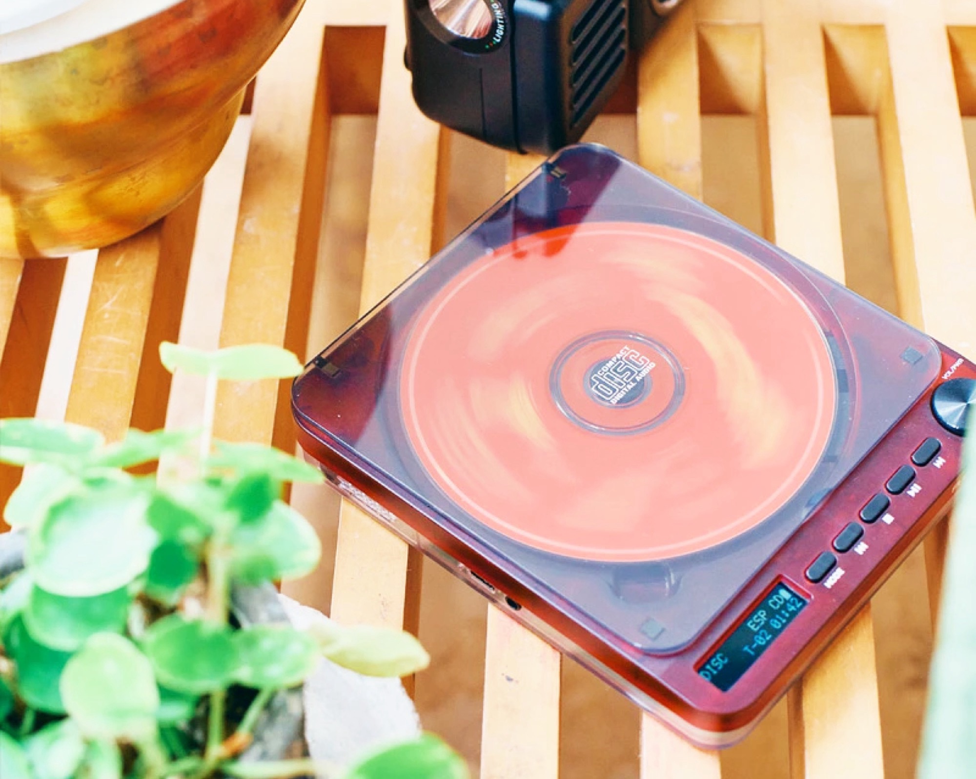 Przezroczysty odtwarzacz CD w stylu retro z Bluetooth świeci w ciemności