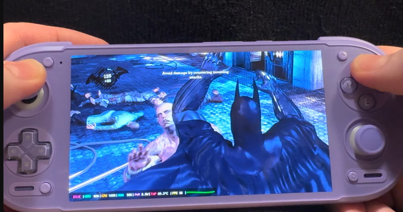 Retroid Pocket 6 z uruchomioną grą Batman: Arkham Asylum przy 60 klatkach na sekundę