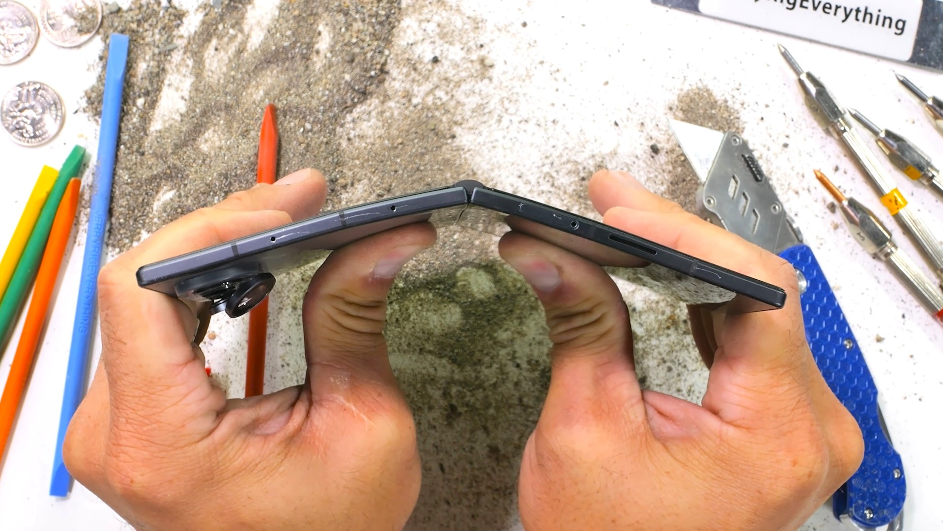 Test wytrzymałościowy Samsunga Galaxy Z Fold 8: Jak wytrzymała jest ta kompaktowa konstrukcja z wyświetlaczem Flex Titanium?