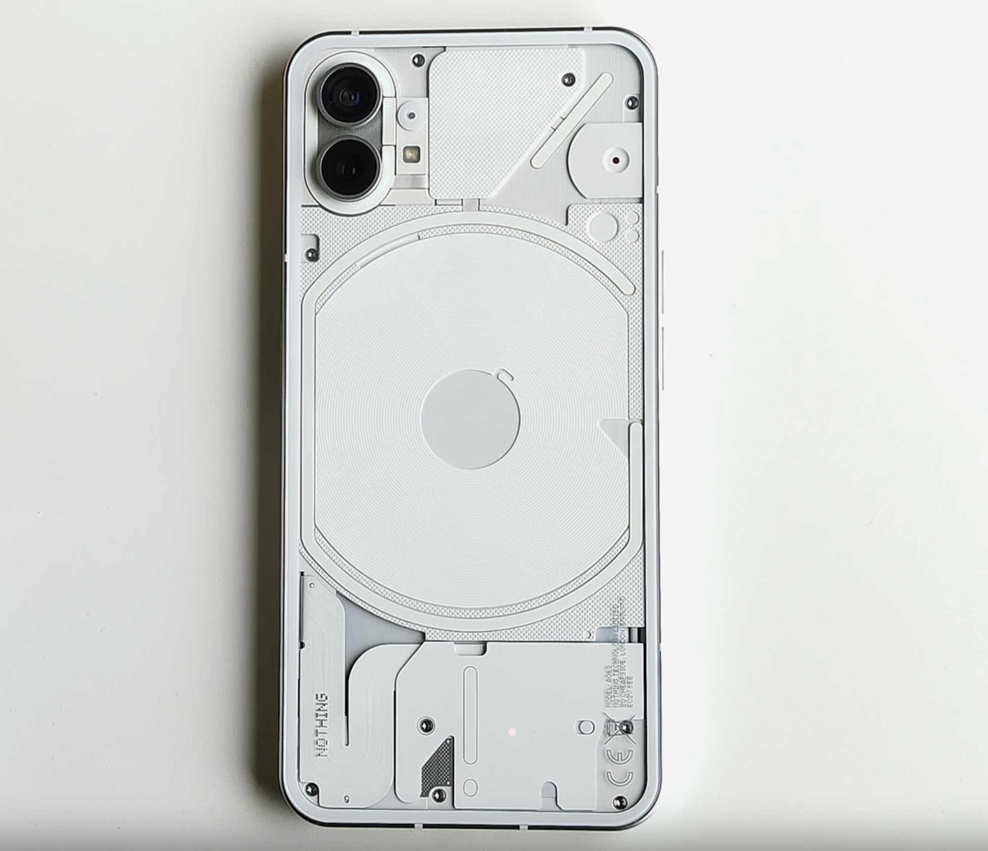 Pierwszy telefon firmy Nothing oficjalnie zakończył swoją karierę