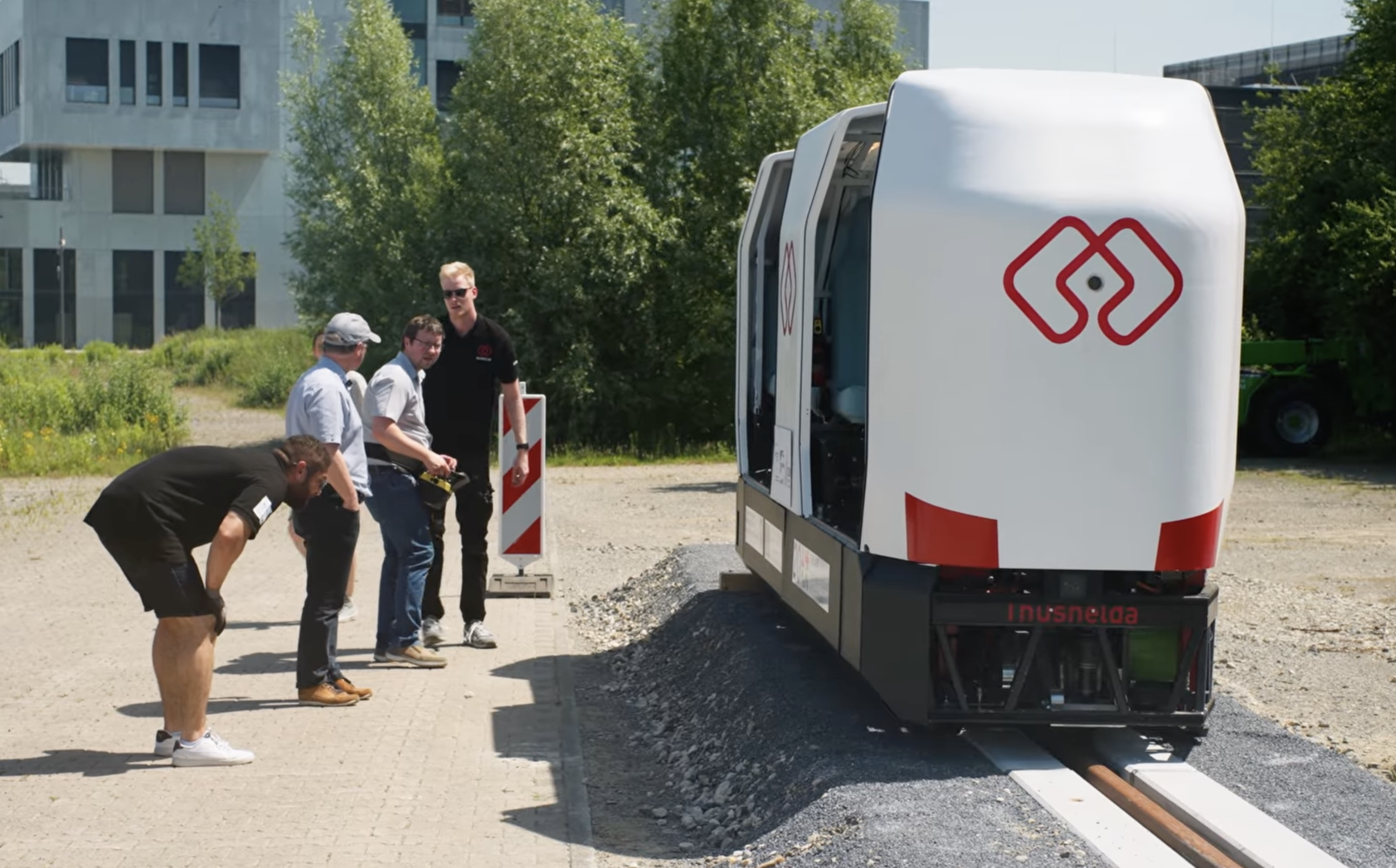 Monocab: Samobalansująca kolej jednoszynowa kursuje w tej chwili po nowych torach jako autobus kampusowy