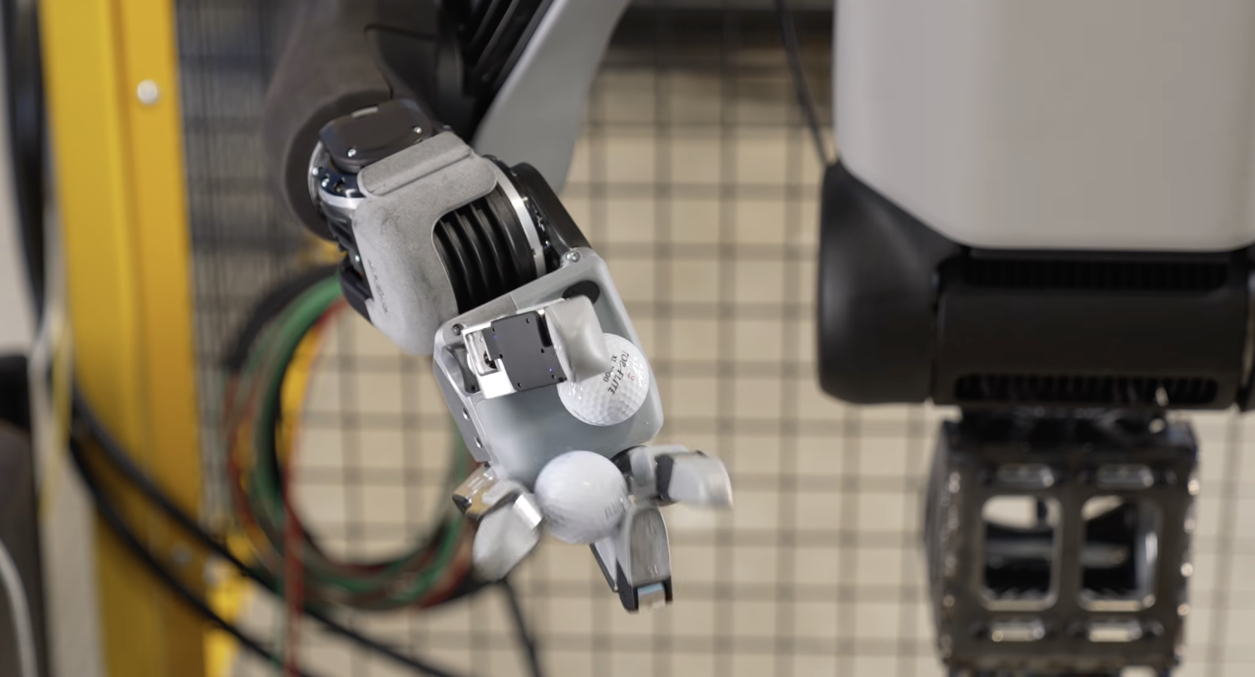 Robot Atlas firmy Boston Dynamics zyskuje nowe dłonie.