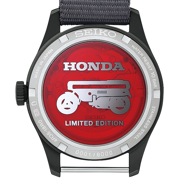Widok z tyłu zegarka Seiko 5 Sports Field x Honda Motocompo Limited Edition, przedstawiający przezroczysty dekiel z sylwetką Motocompo oraz wygrawerowanym numerem seryjnym.