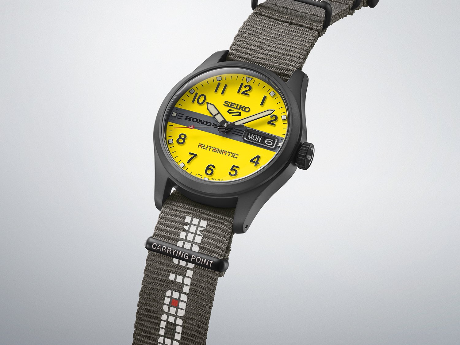 Nowa limitowana edycja zegarka Seiko 5 Sports Field x Honda Motocompo charakteryzuje się efektowną żółtą tarczą oraz mechanizmem kalibru 4R36