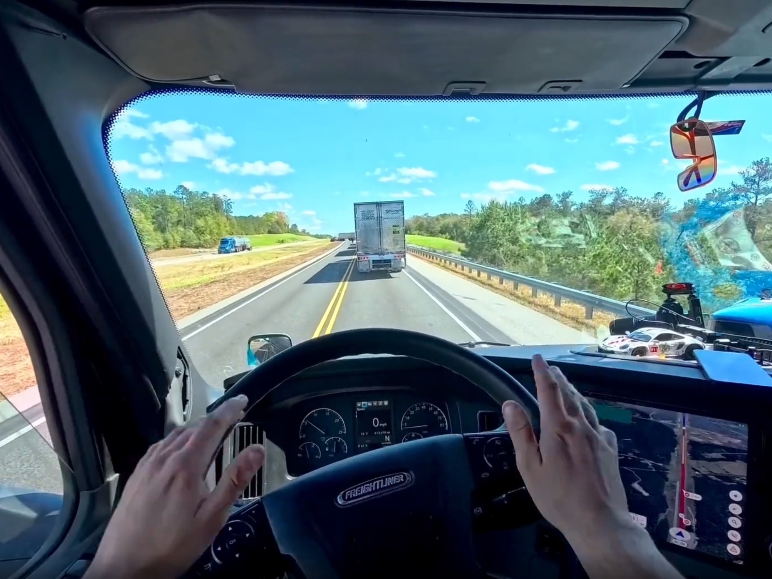 SimRacing: Kierowca ciężarówki prowadzi wirtualnie, gdy utknie w korku