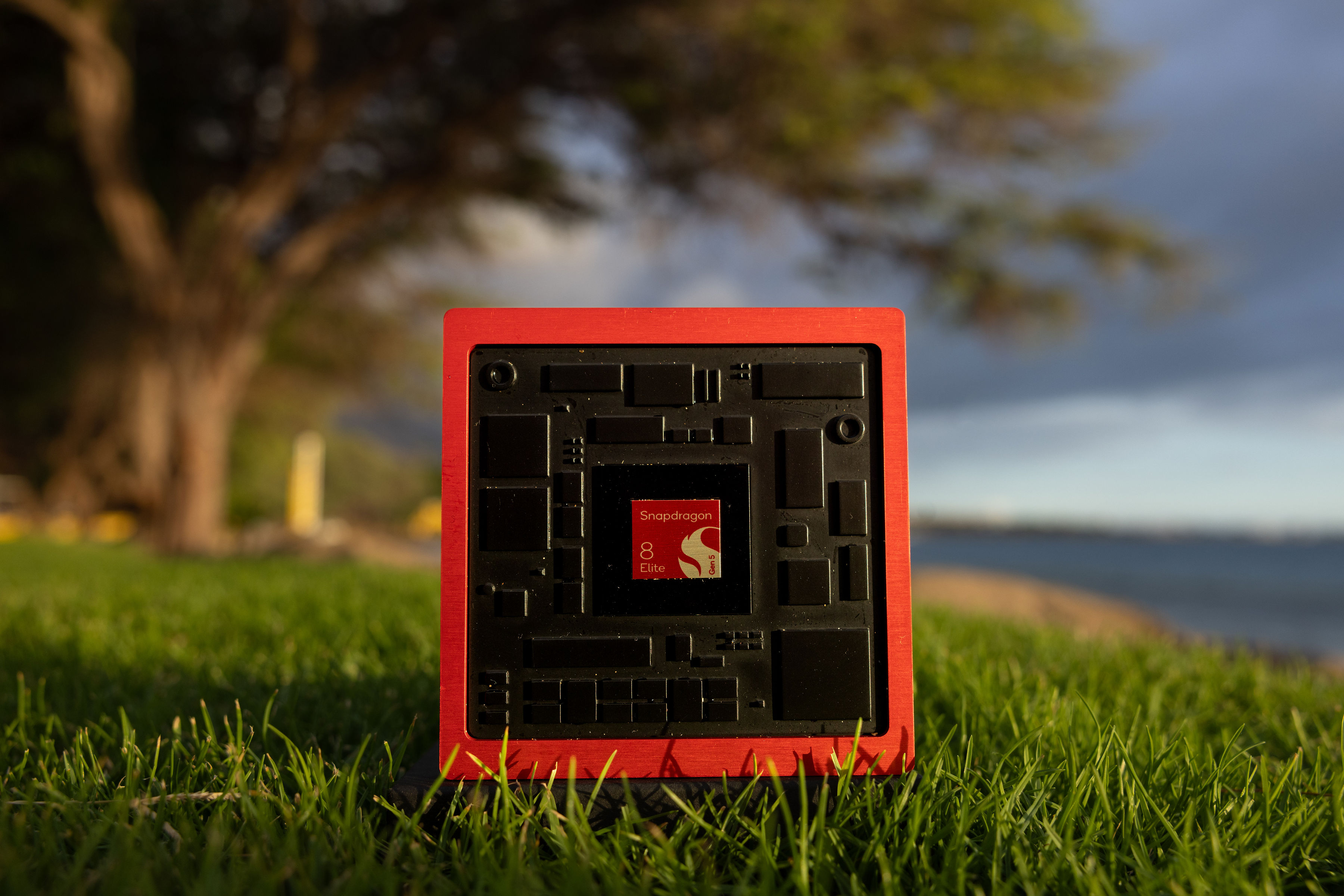 Snapdragon 8 Elite Gen 5 wypada na równi z Apple A19 Pro w oficjalnych testach porównawczych