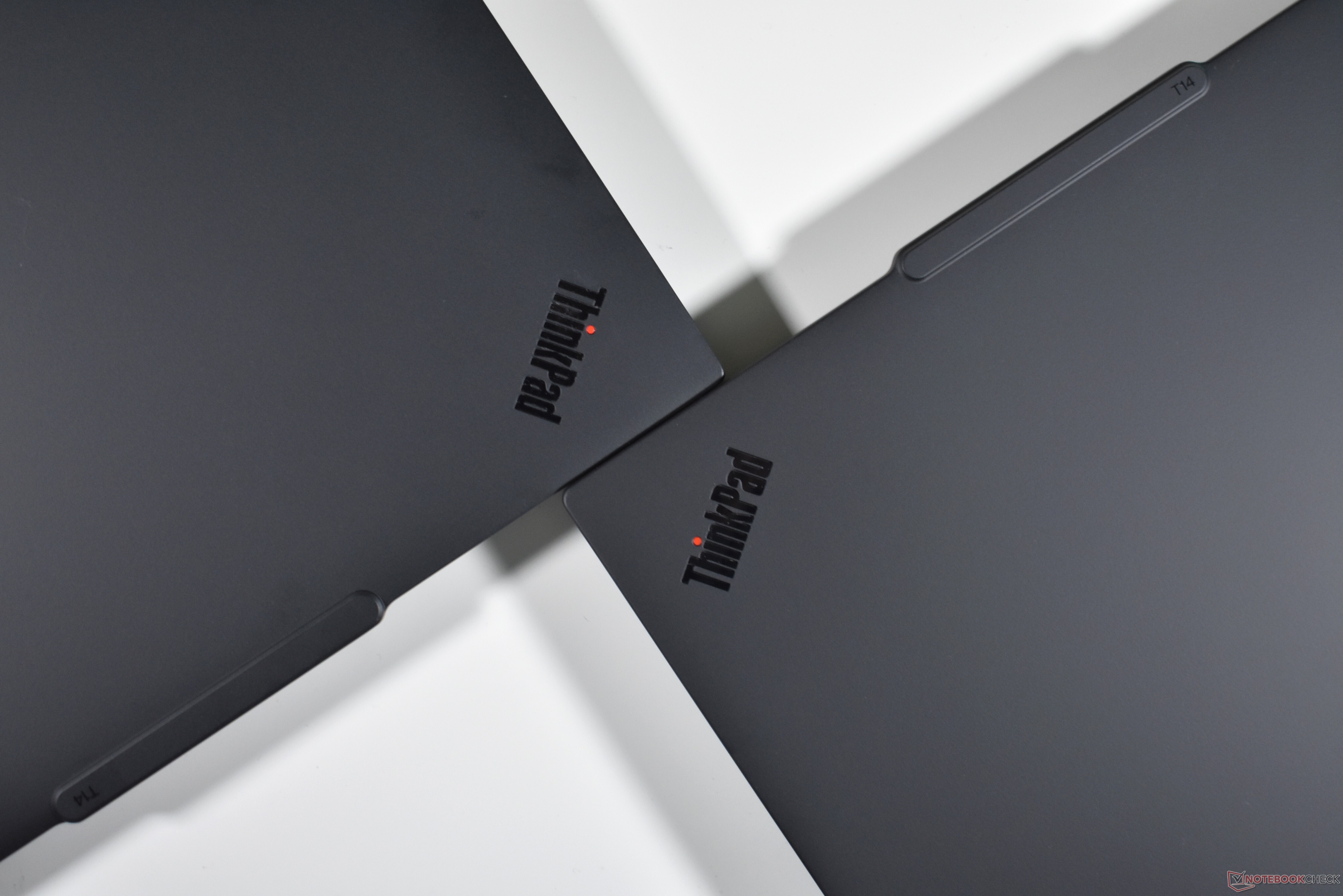 Jedna kontrowersyjna zmiana konstrukcyjna: Lenovo ThinkPad T14 Gen 7 vs T14 Gen 6 - porównanie zdjęć