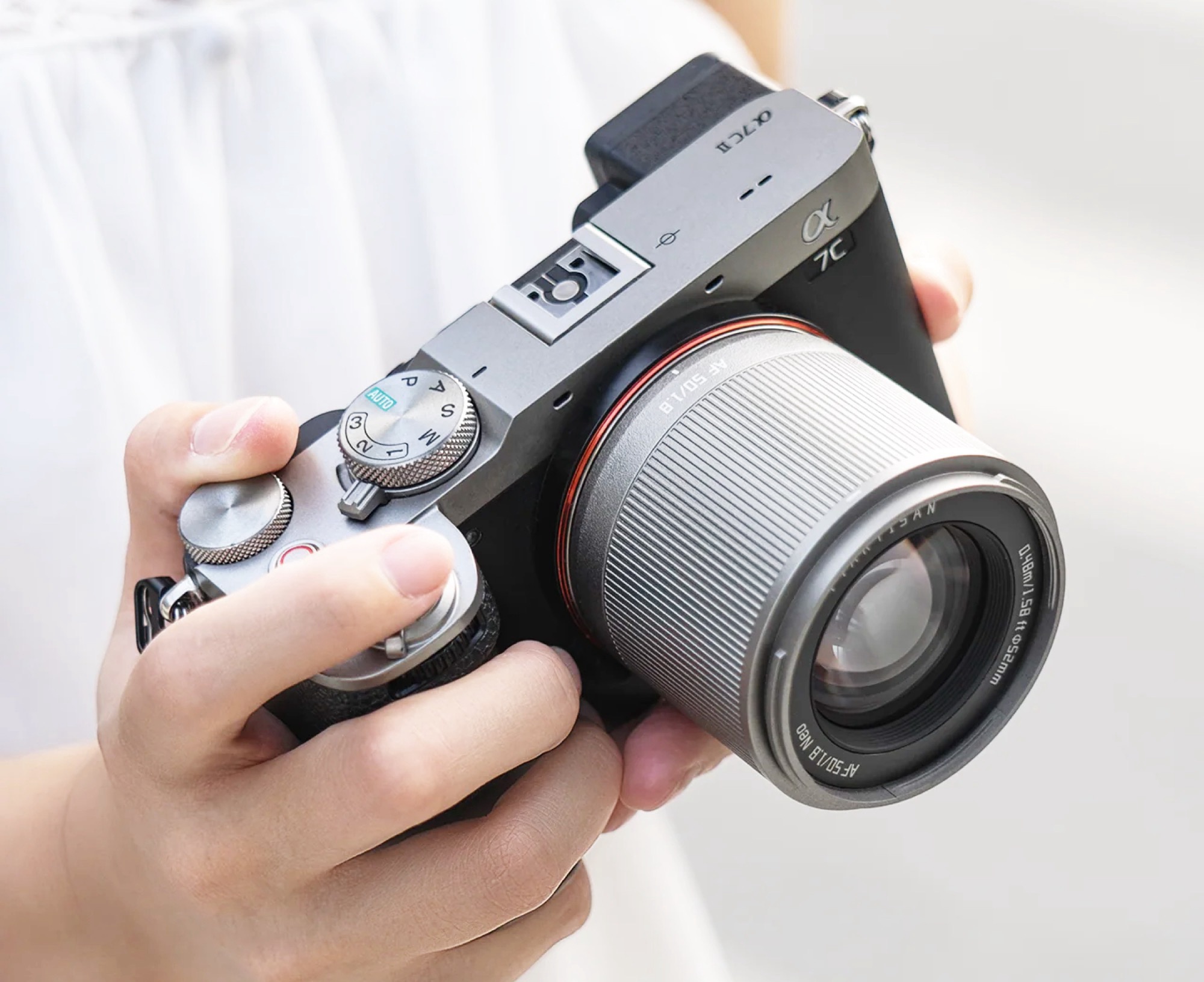 Niedrogi pełnoklatkowy obiektyw 50 mm f/1.8 za $89 debiutuje w dwóch nowych kolorach