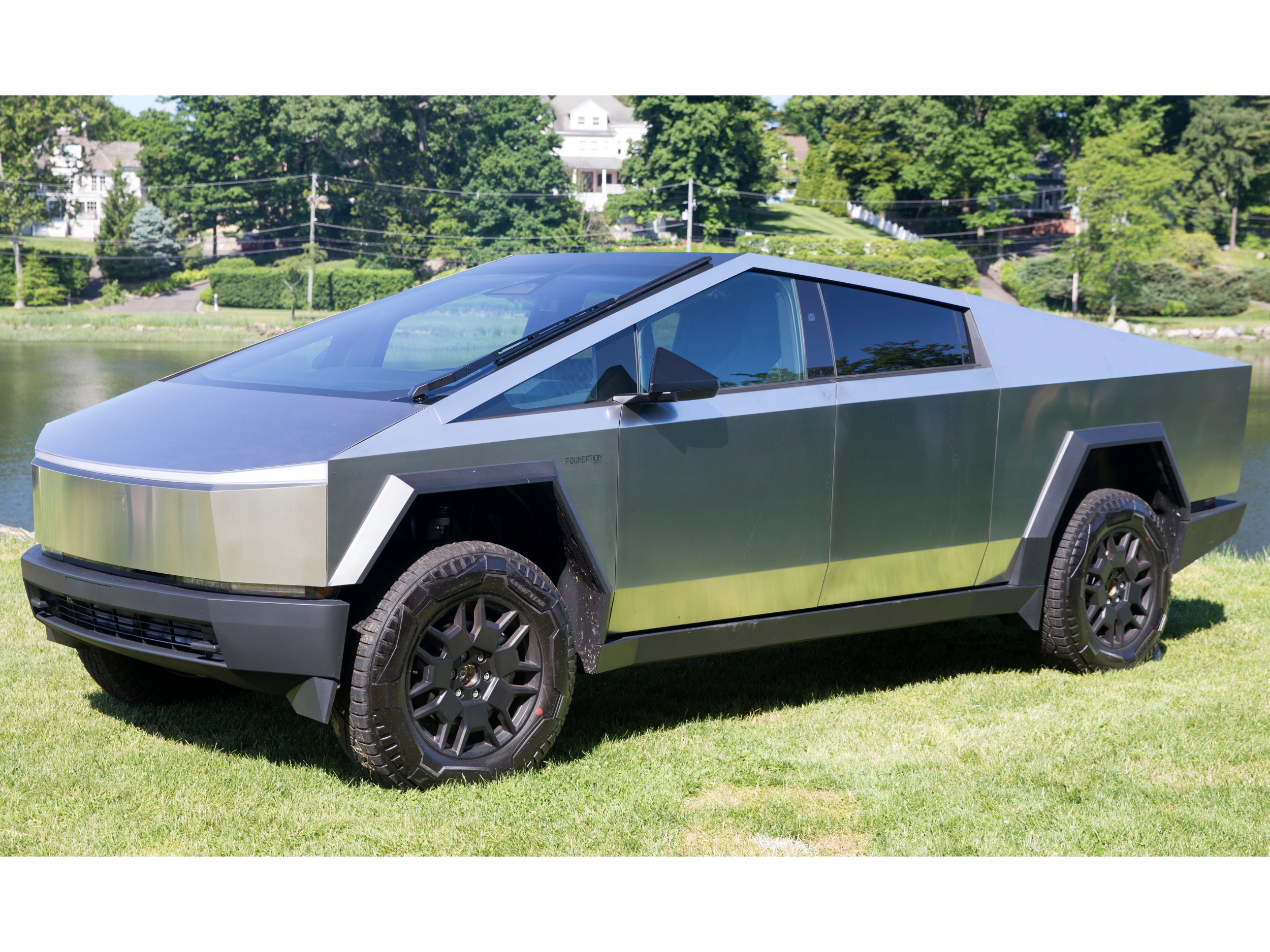 Gdy sprzedaż cybertrucków stoi w miejscu, Elon Musk sam wykupuje zapasy