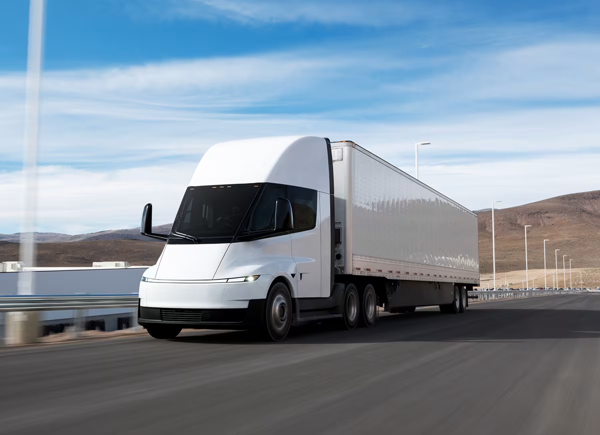 Rozpoczęły się dostawy pojazdów Tesla Semi w Nevadzie