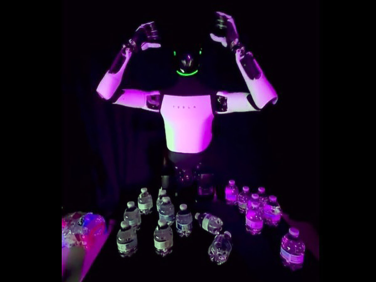 Teleoperowany robot Optimus pokazuje swoją ludzką stronę i mdleje podczas serwowania drinków dla Tesli