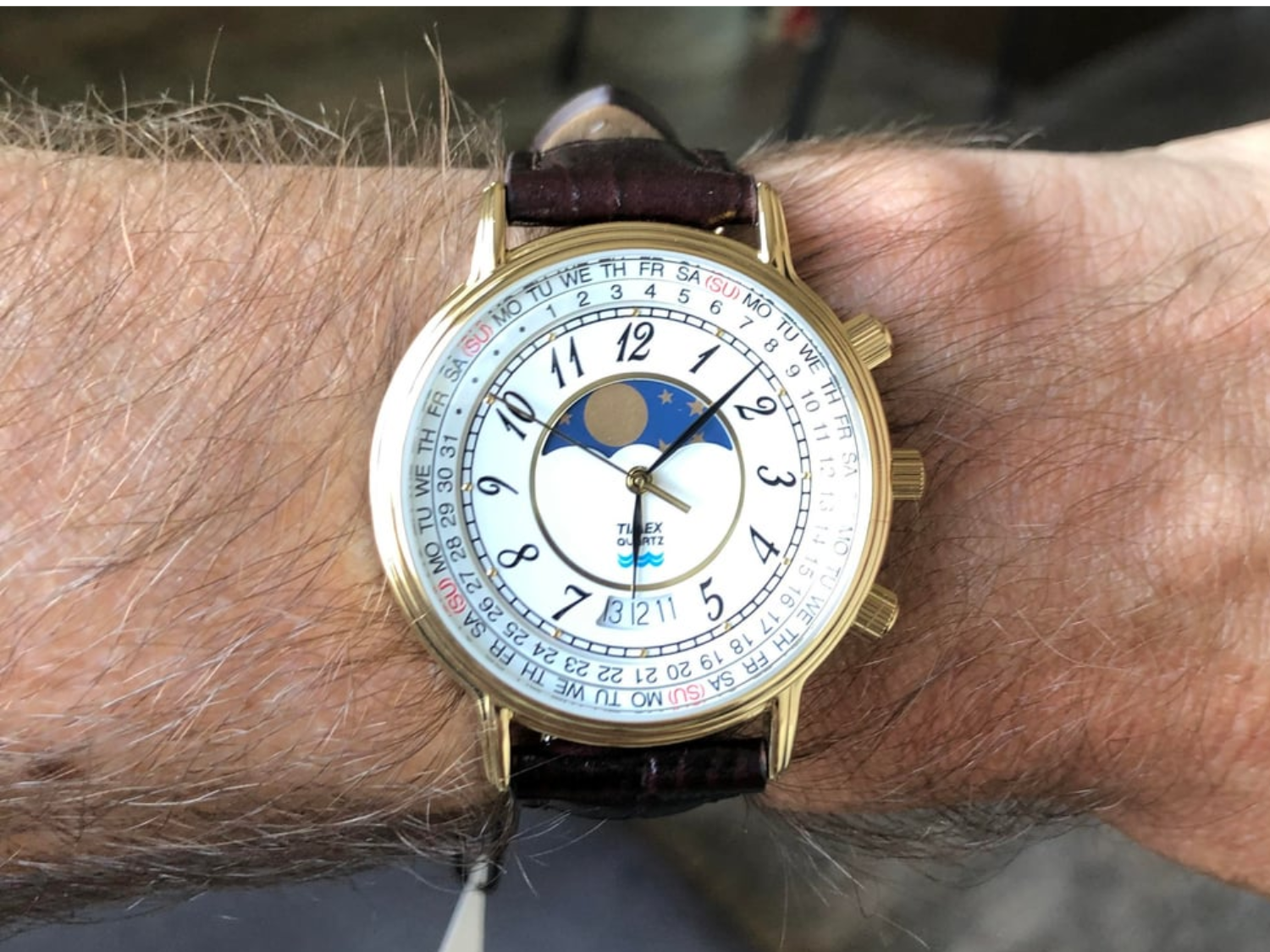 Reedycja modelu Timex 1990 Moon Phase: pierwsze zdjęcia z praktycznej prezentacji ukazują kompaktową, cieplejszą tarczę oraz konstrukcję z trzema koronkami